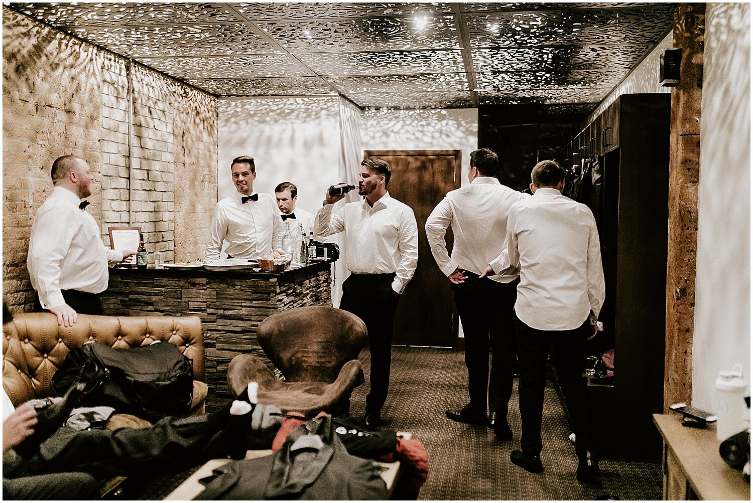  groom and groomsmen getting ready for the wedding in Minneapolis 