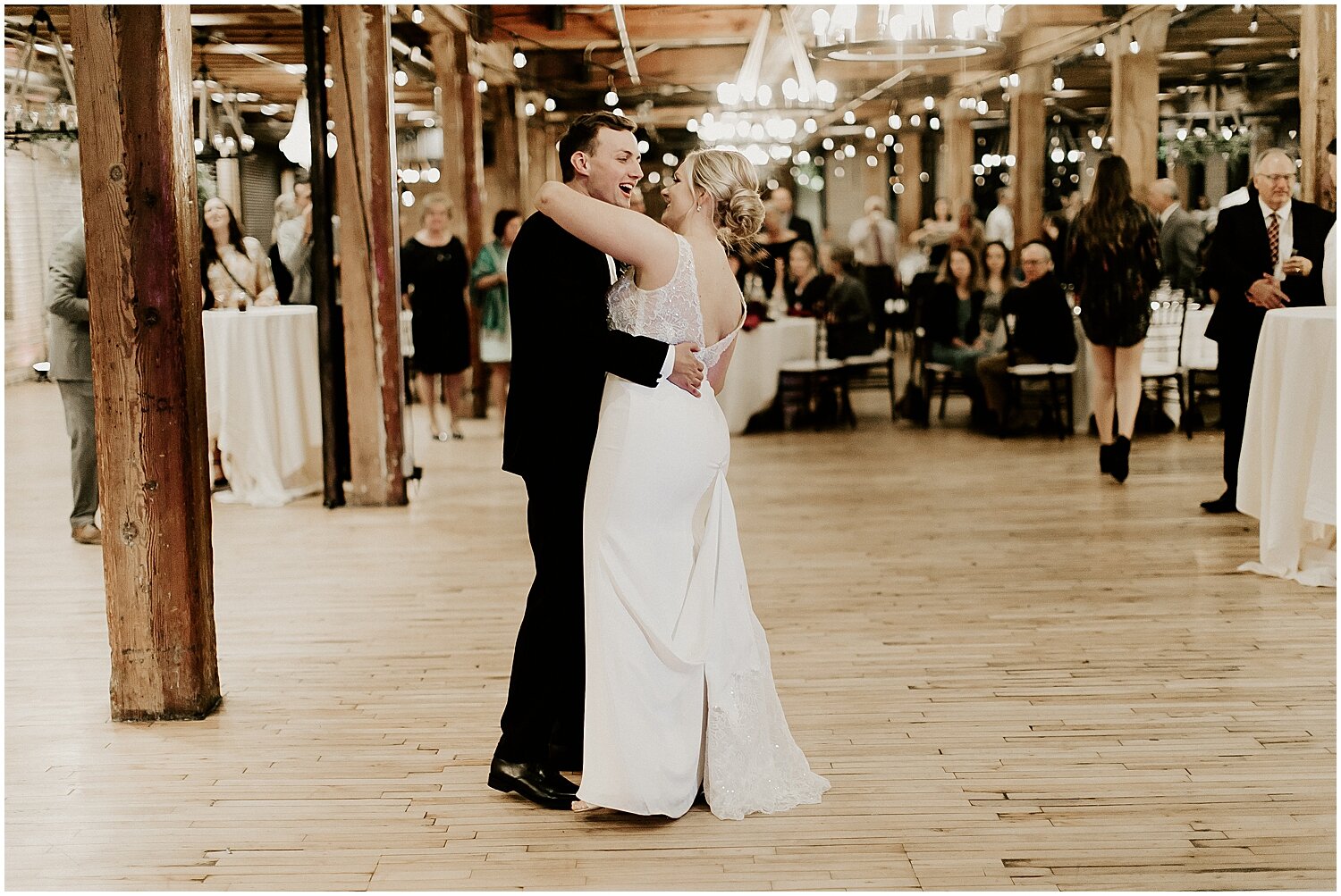  bride and groom’s first dance  