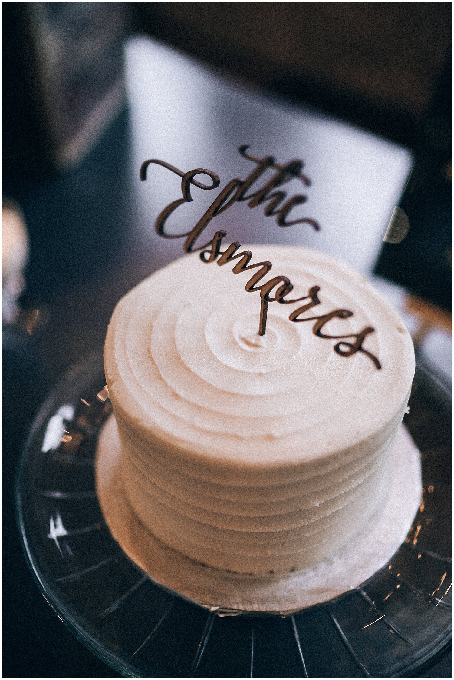  Simple white wedding cake 