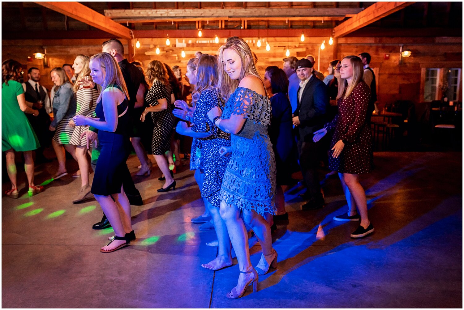  wedding guests dancing in Minnesota 