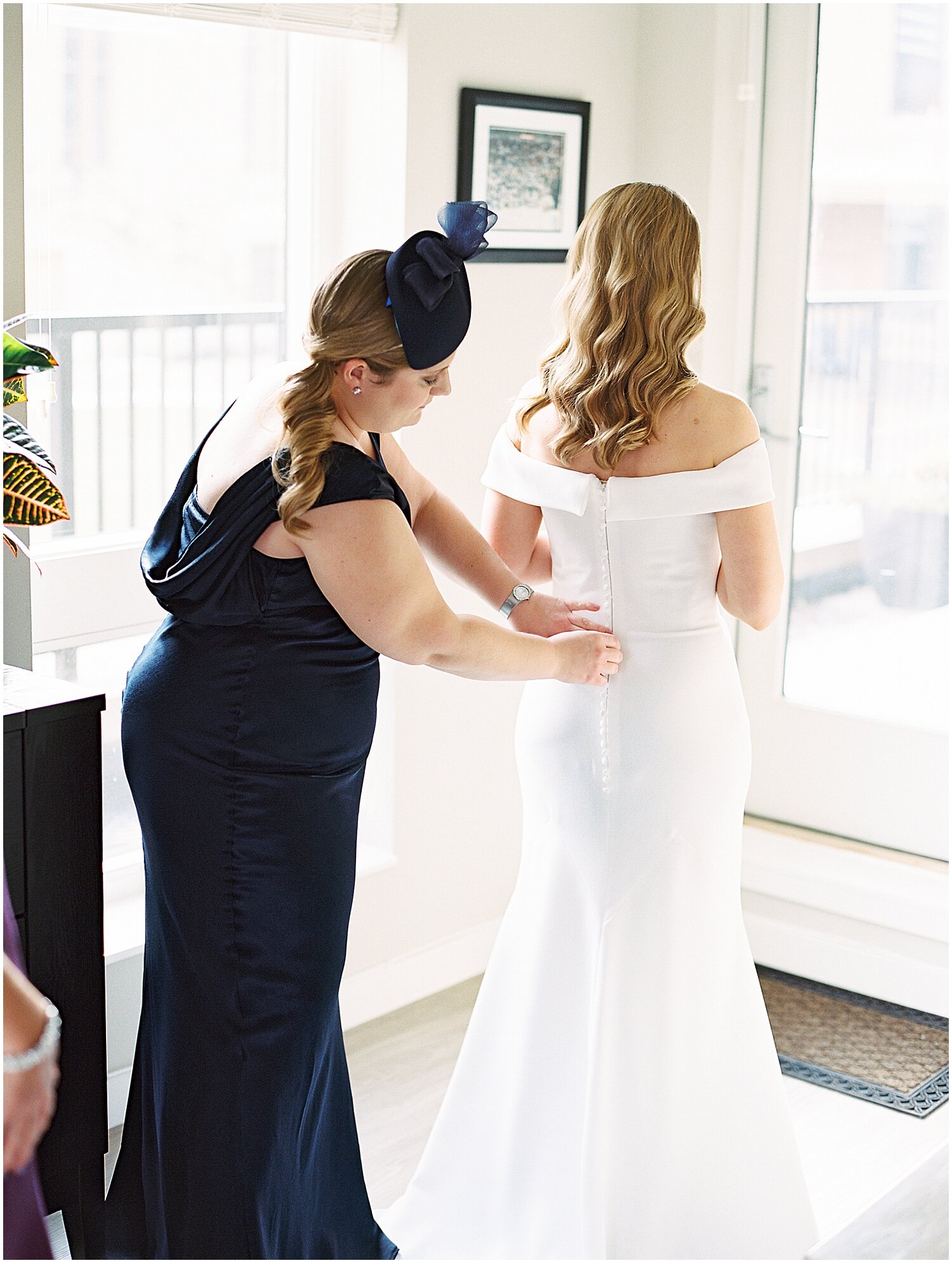  bride getting ready for her wedding in MPLS 