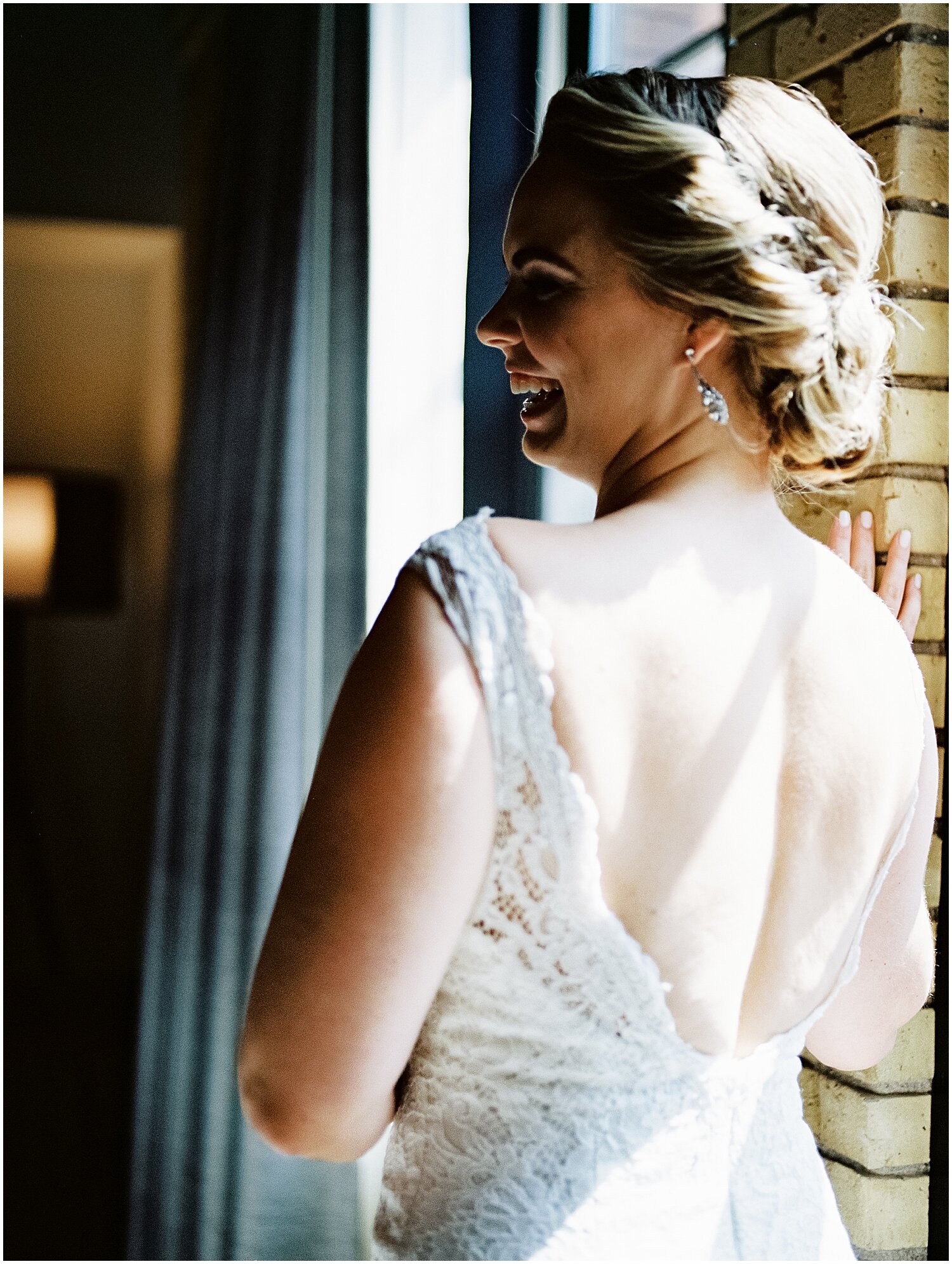  bride getting ready for her wedding in MN 