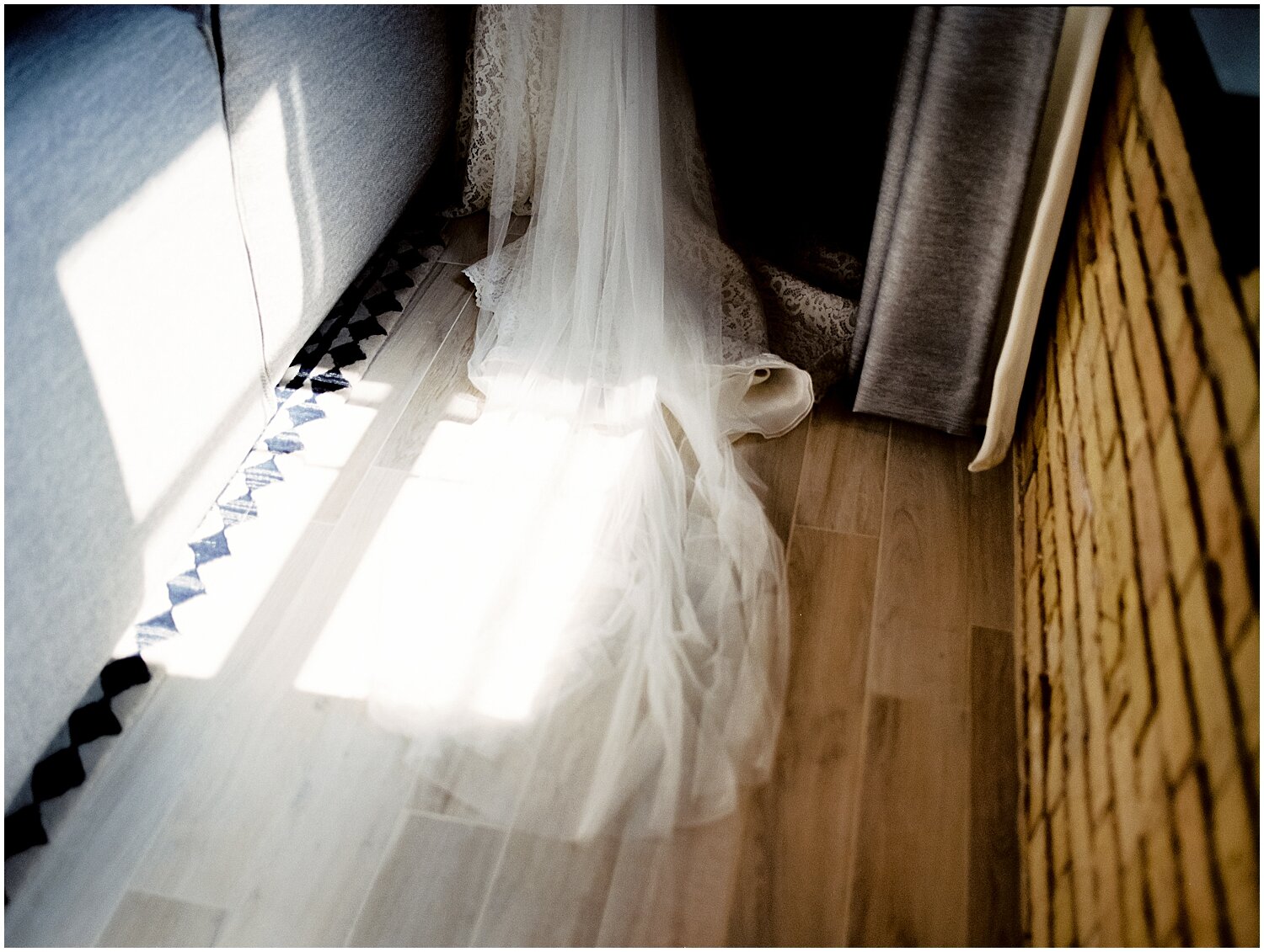  bride’s long wedding veil  