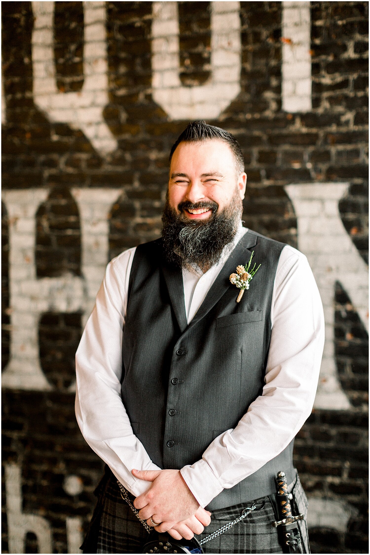  groom portrait before the wedding 