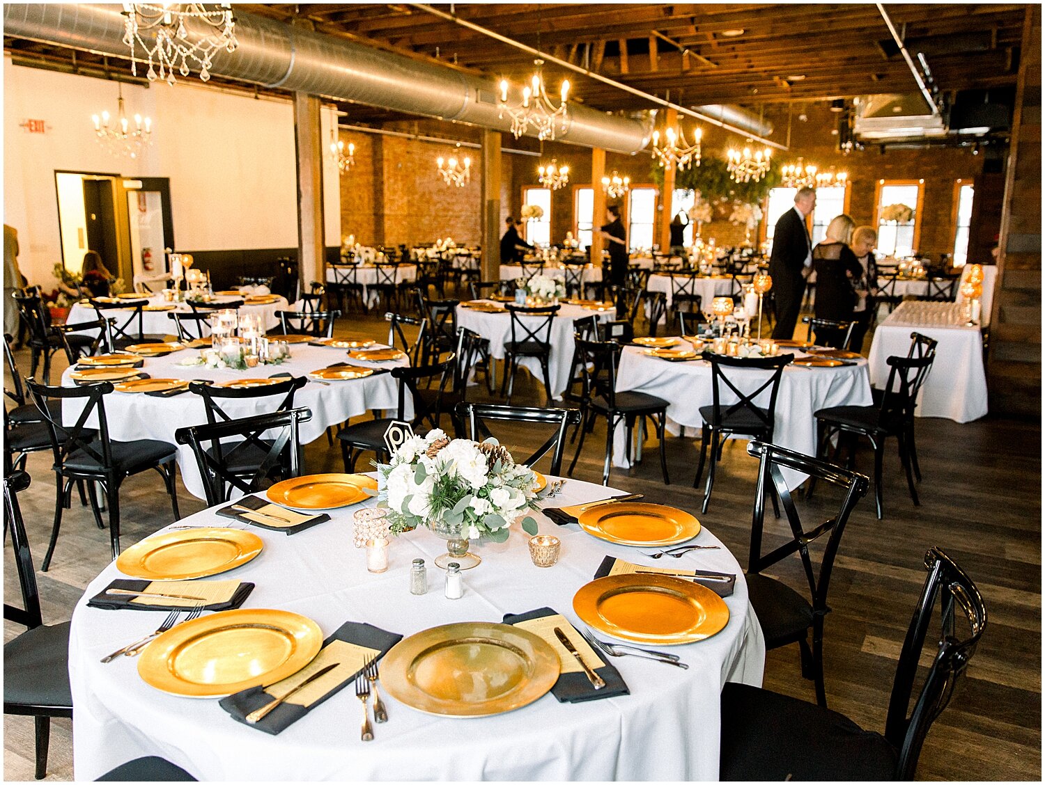  white and gold tablescape for wedding 