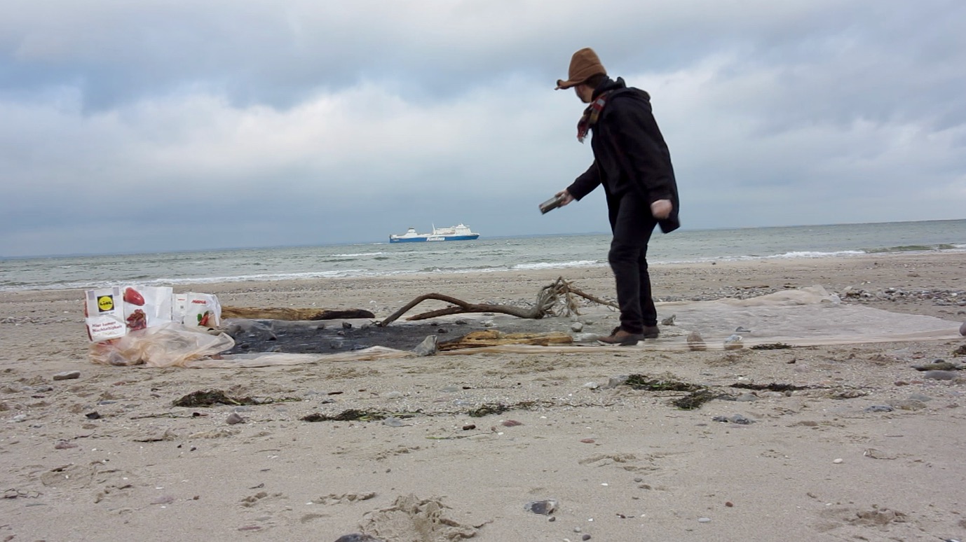 Popped can and sand painting on the coast of the Baltic Sea, as part of the Lab Kalkhorst residency. Kalkhorst, Germany 2019.