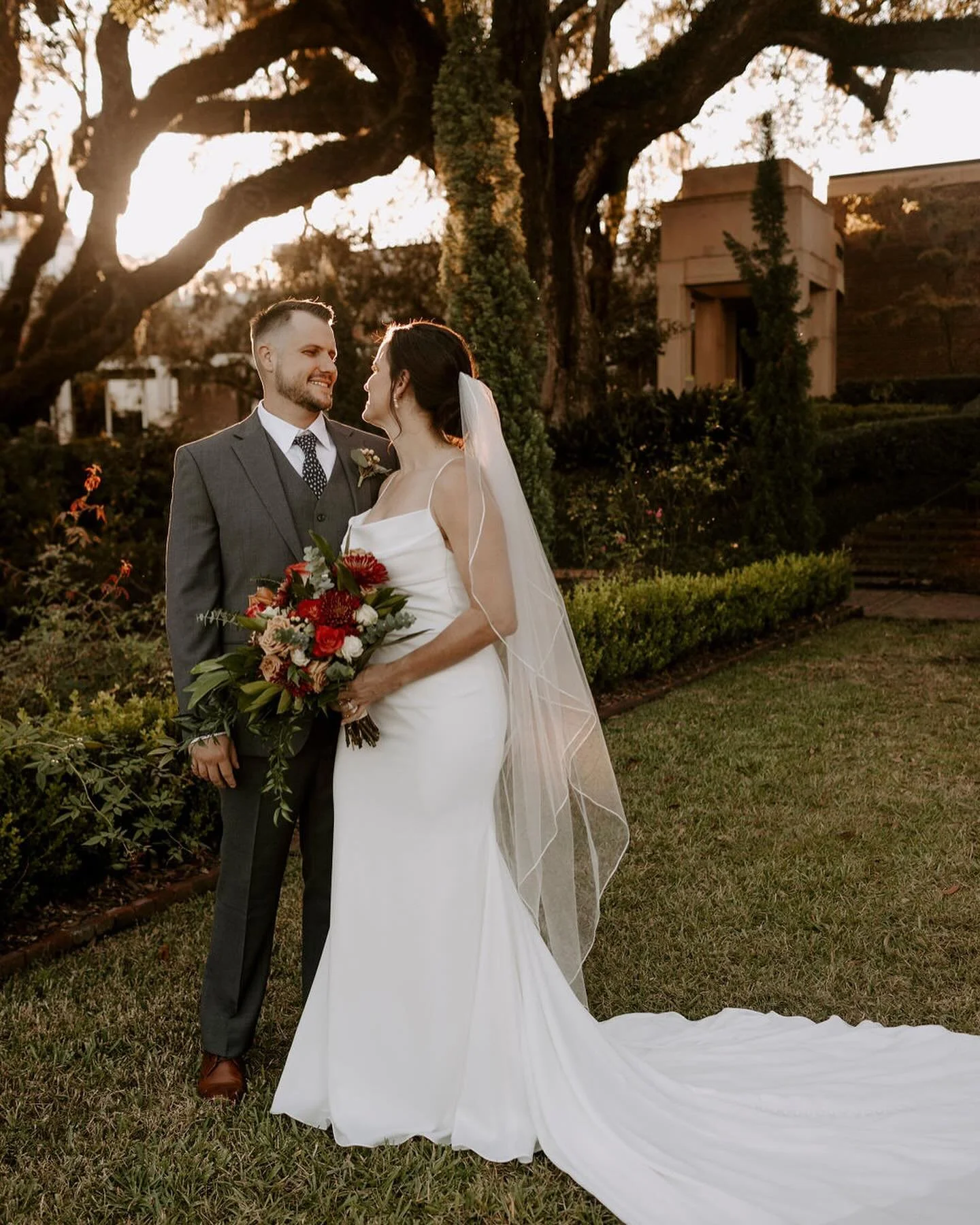 Anyone else ready for fall? @celesteburnsphotography @parkersevents @cummermuseum @chefsgardenevents #fallweddings #fallcolors #simplewedding