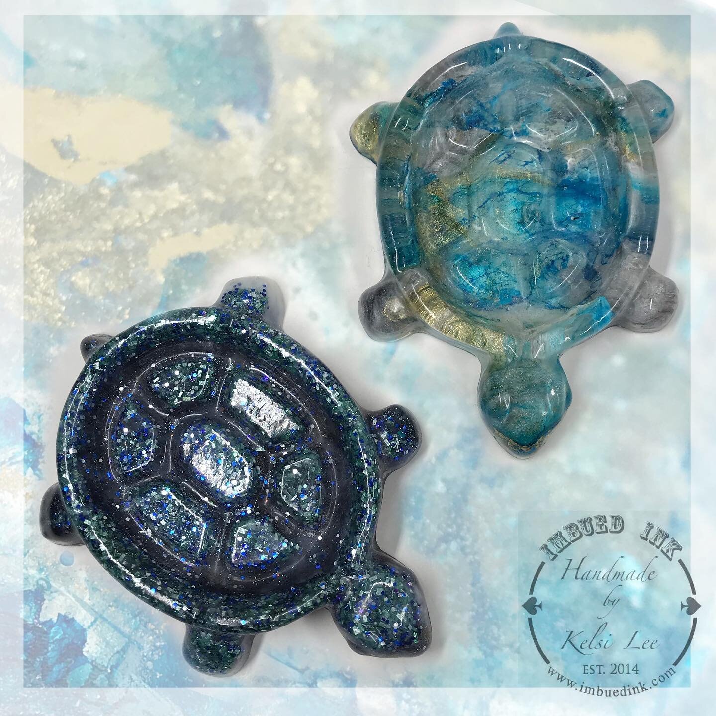 ✨ Something new, something #blue 💙
More cute turtle dishes for you! ☺️ 🐢 
I love to make these, they add a cute but functional touch to your home decor! with several possible uses. 

&bull; use as a soap rise 🧼 
&bull; jewelry dish 💎
&bull; spoon