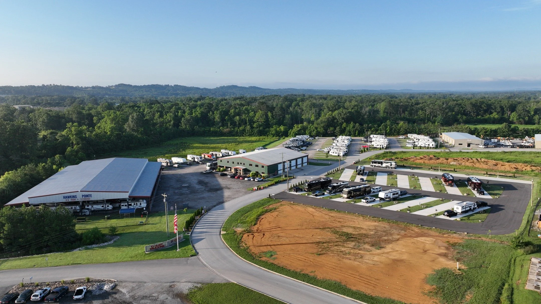 🎄 Unwrap Your Next Adventure! Exclusive Holiday Discount! 🦃
The holidays are for making memories, so we're giving you the gift of travel! Book your stay at Hawkins Pointe RV Park Executive sites and save $12.00/night on all reservations made until 