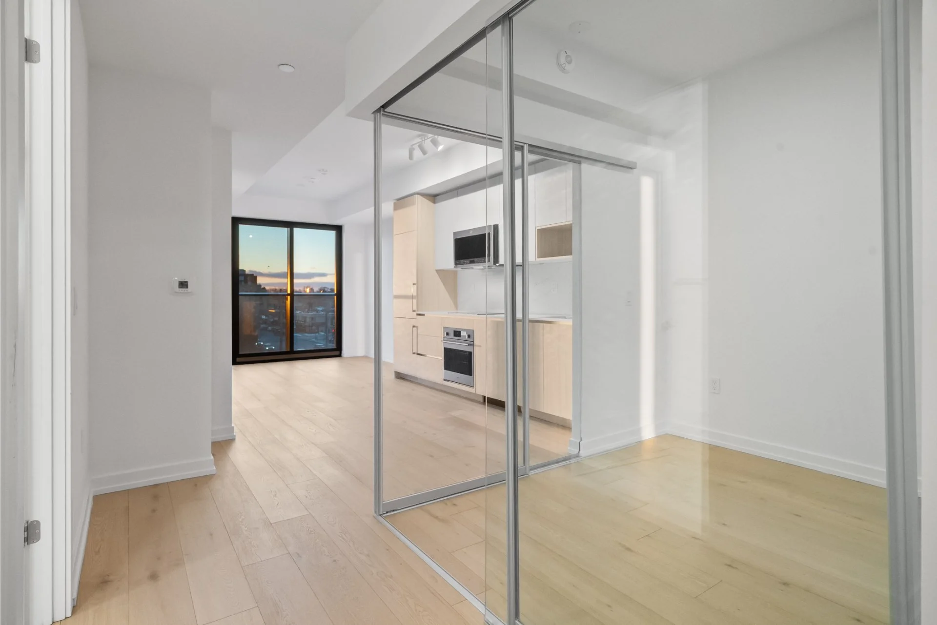 520-801 The Queensway Ave (4).jpg