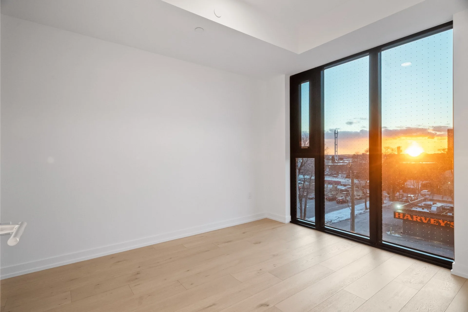 520-801 The Queensway Ave (10).jpg