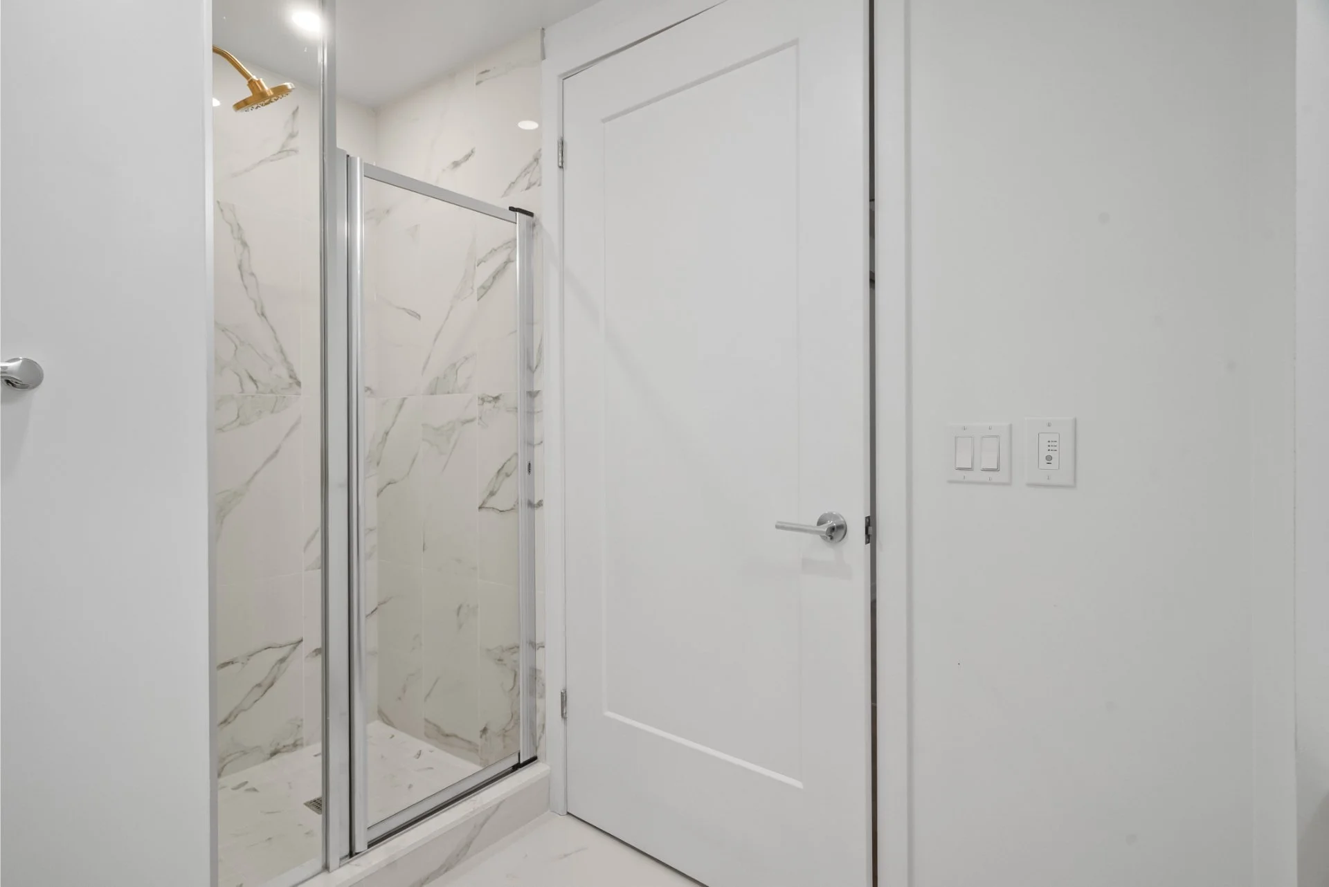 520-801 The Queensway Ave (14).jpg