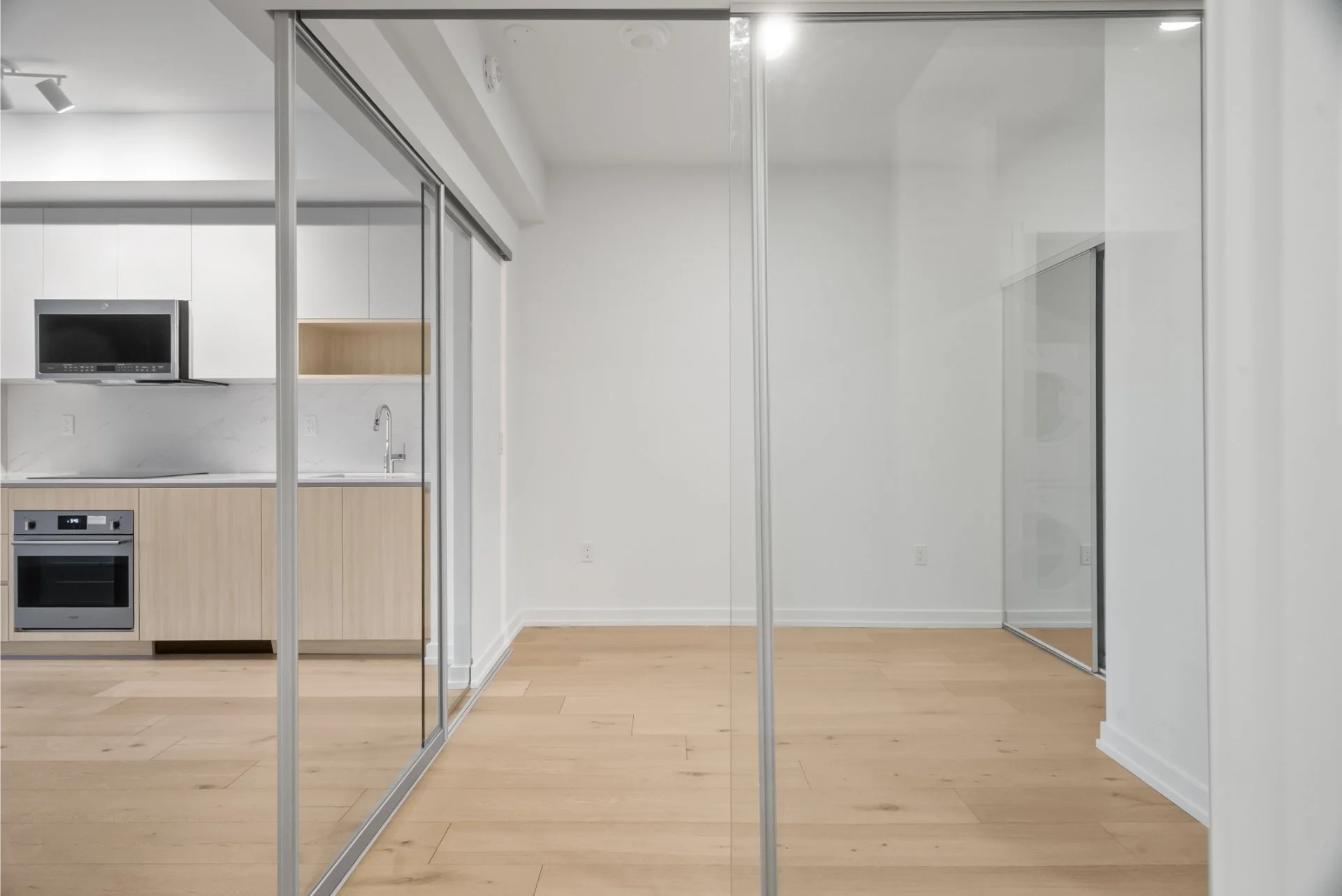 520-801 The Queensway Ave (16).jpg