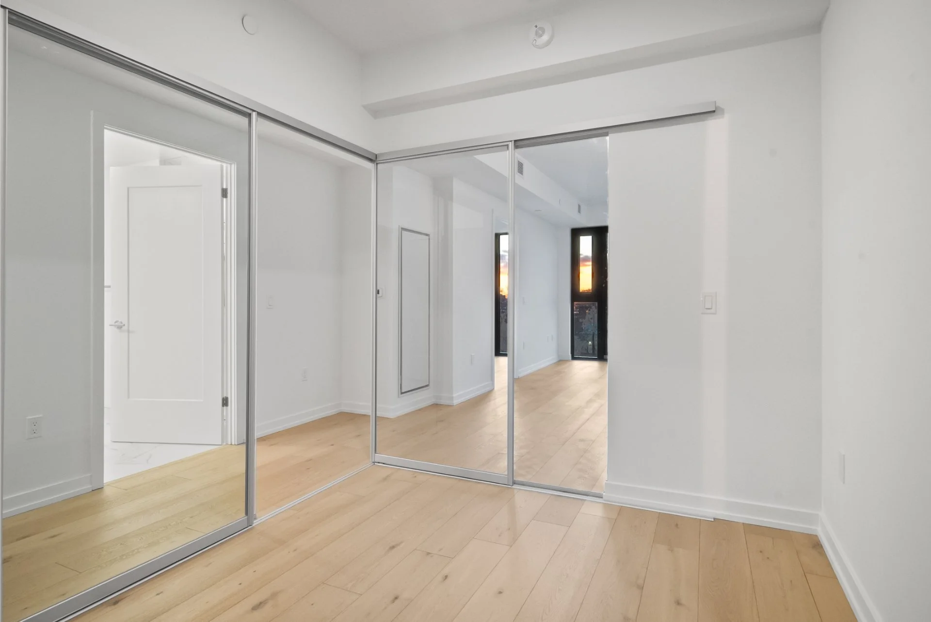 520-801 The Queensway Ave (17).jpg