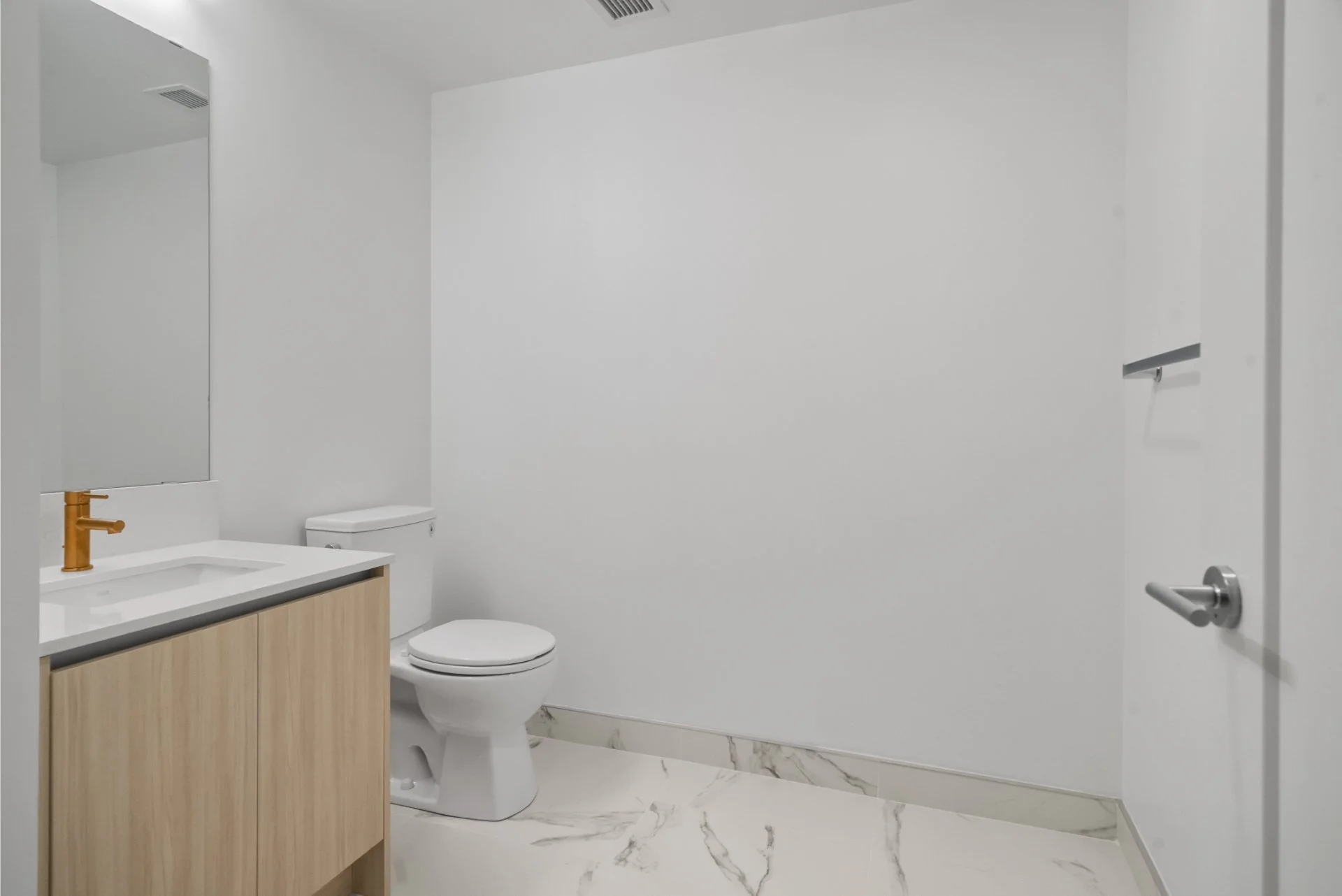 520-801 The Queensway Ave (18).jpg