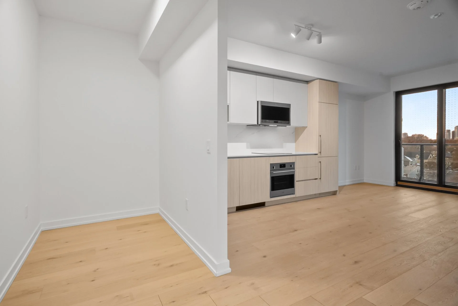 602-801 The Queensway Ave (4).jpg