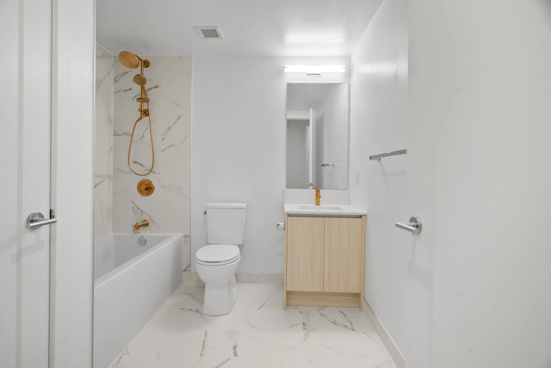 602-801 The Queensway Ave (14).jpg