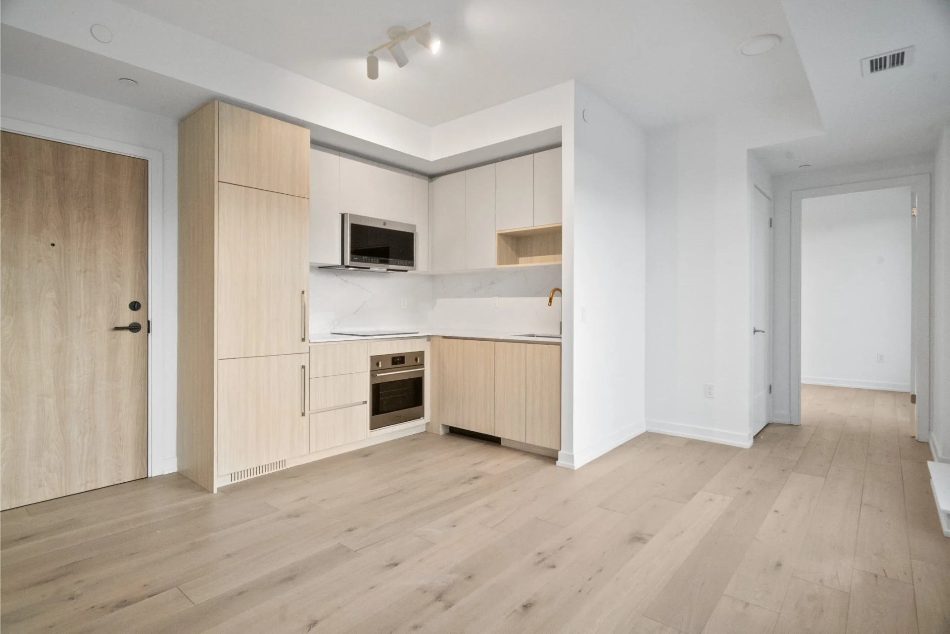 1014-801 The Queensway Ave (6).jpg