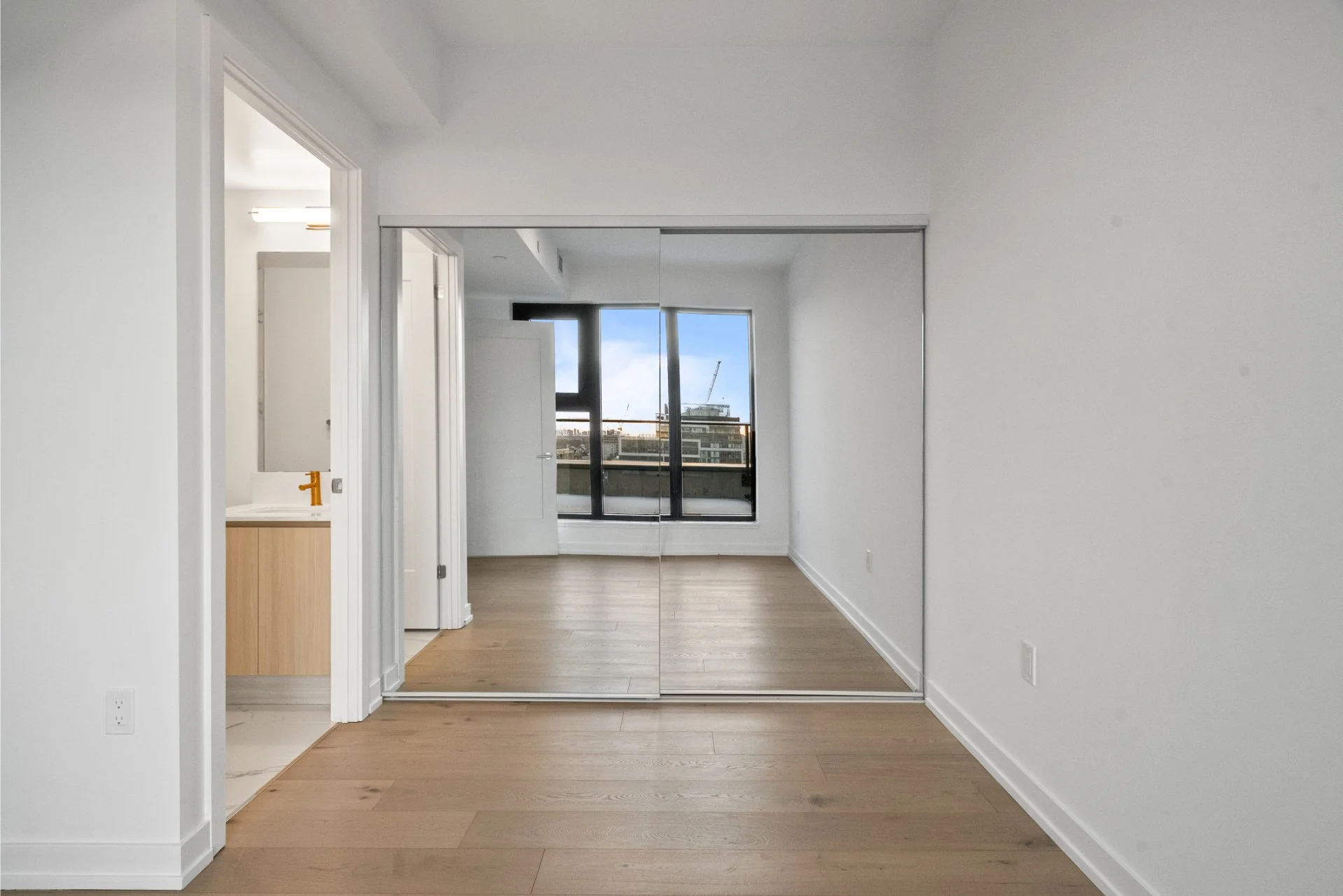 1014-801 The Queensway Ave (11).jpg