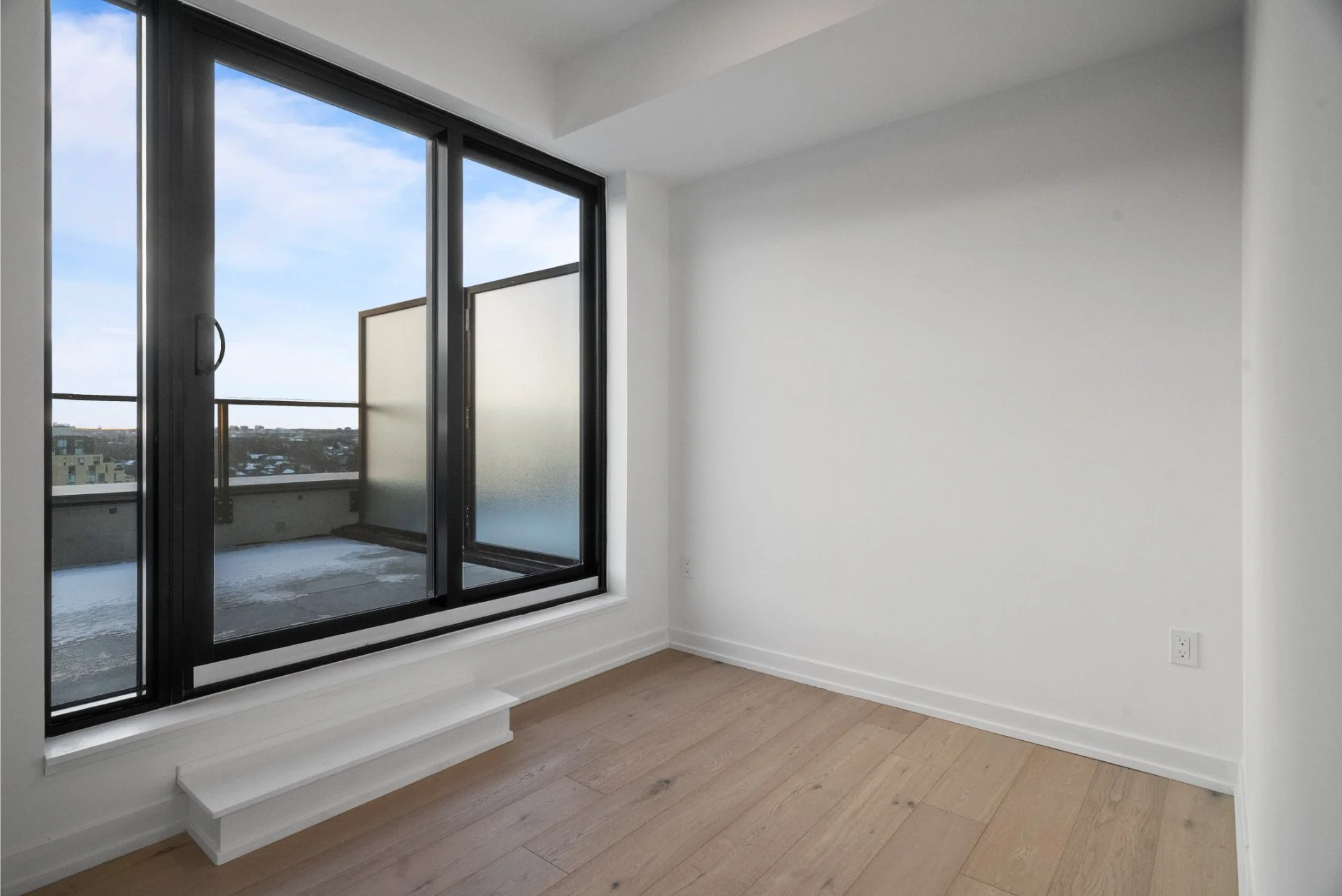 1014-801 The Queensway Ave (14).jpg