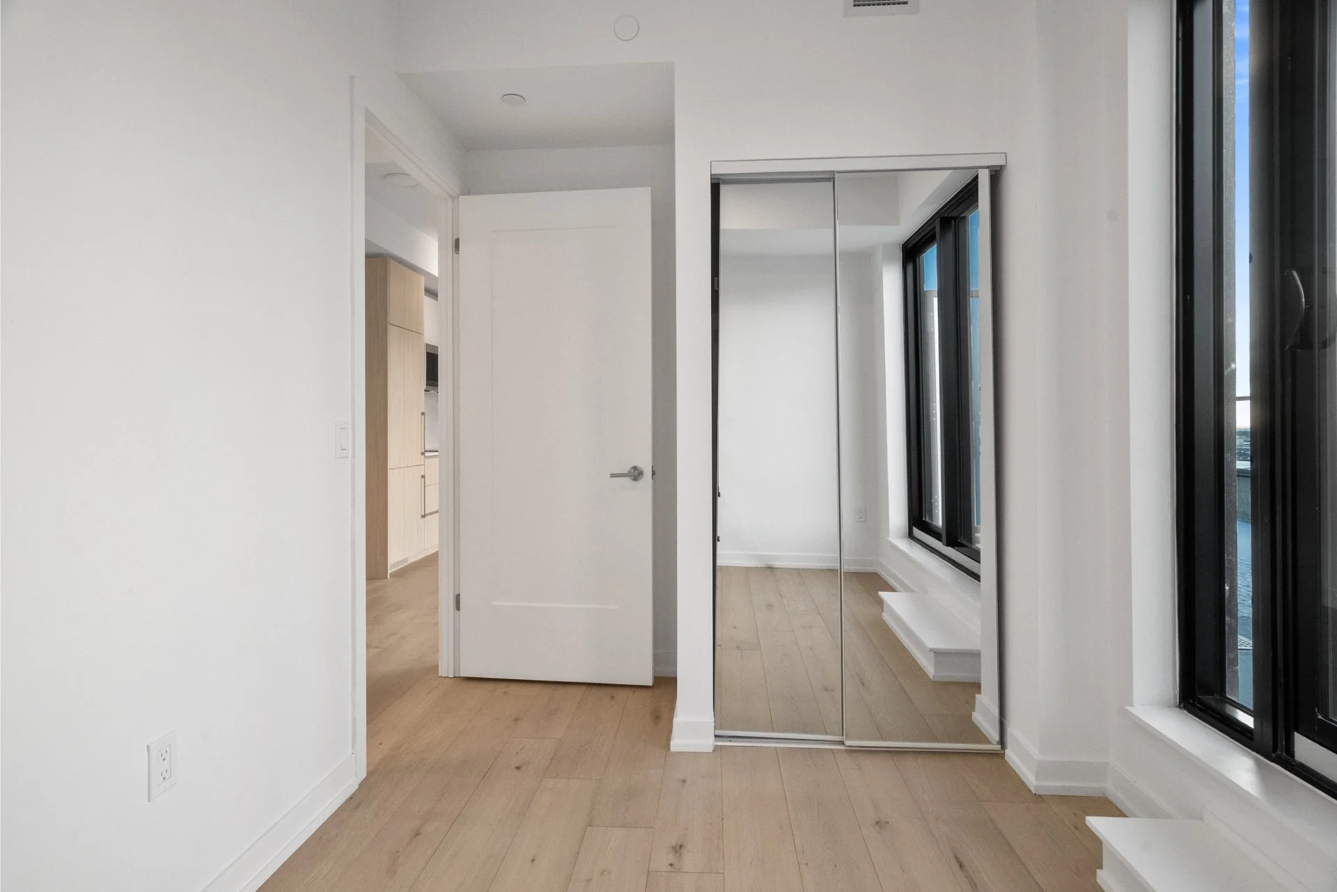 1014-801 The Queensway Ave (15).jpg