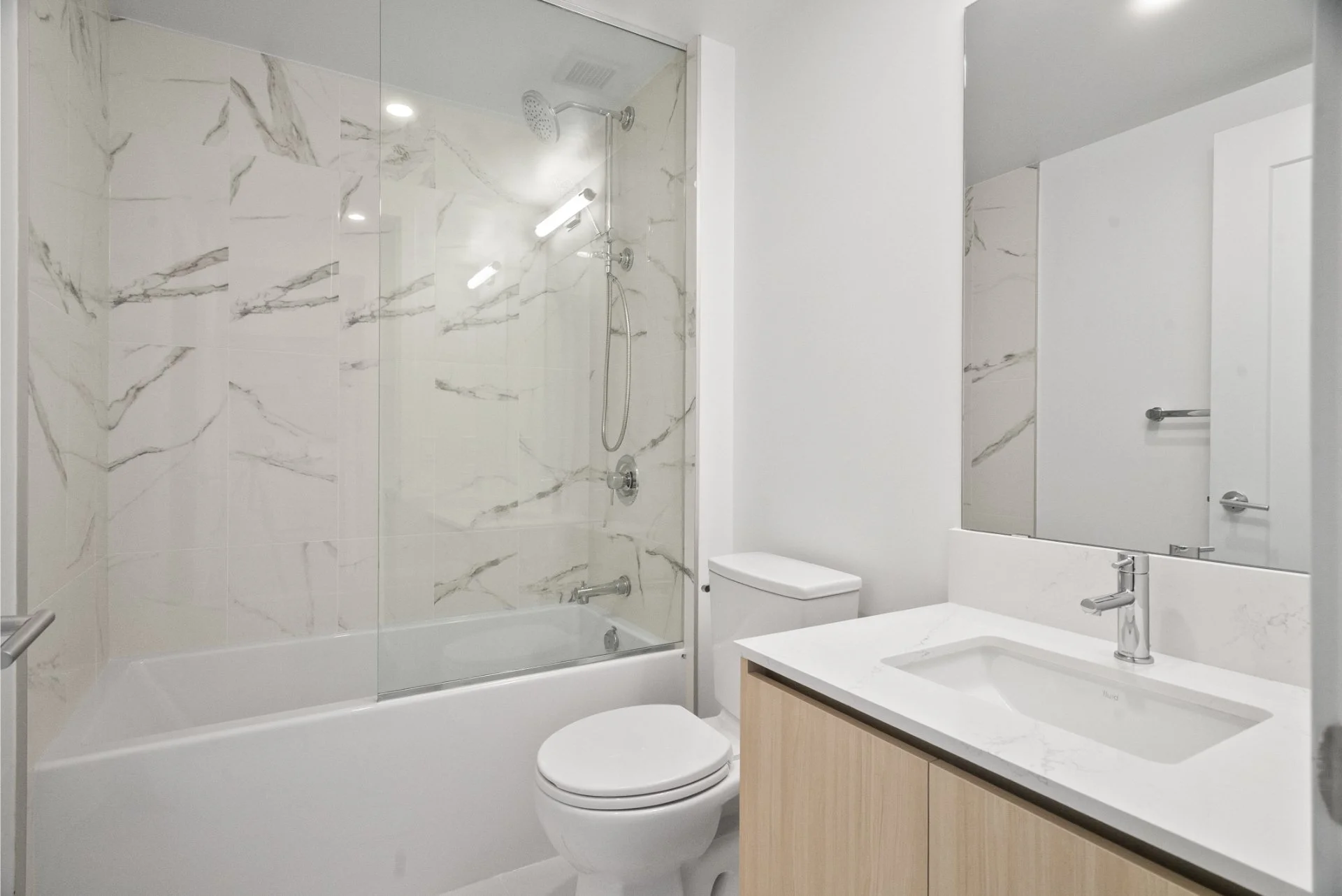 1014-801 The Queensway Ave (16).jpg