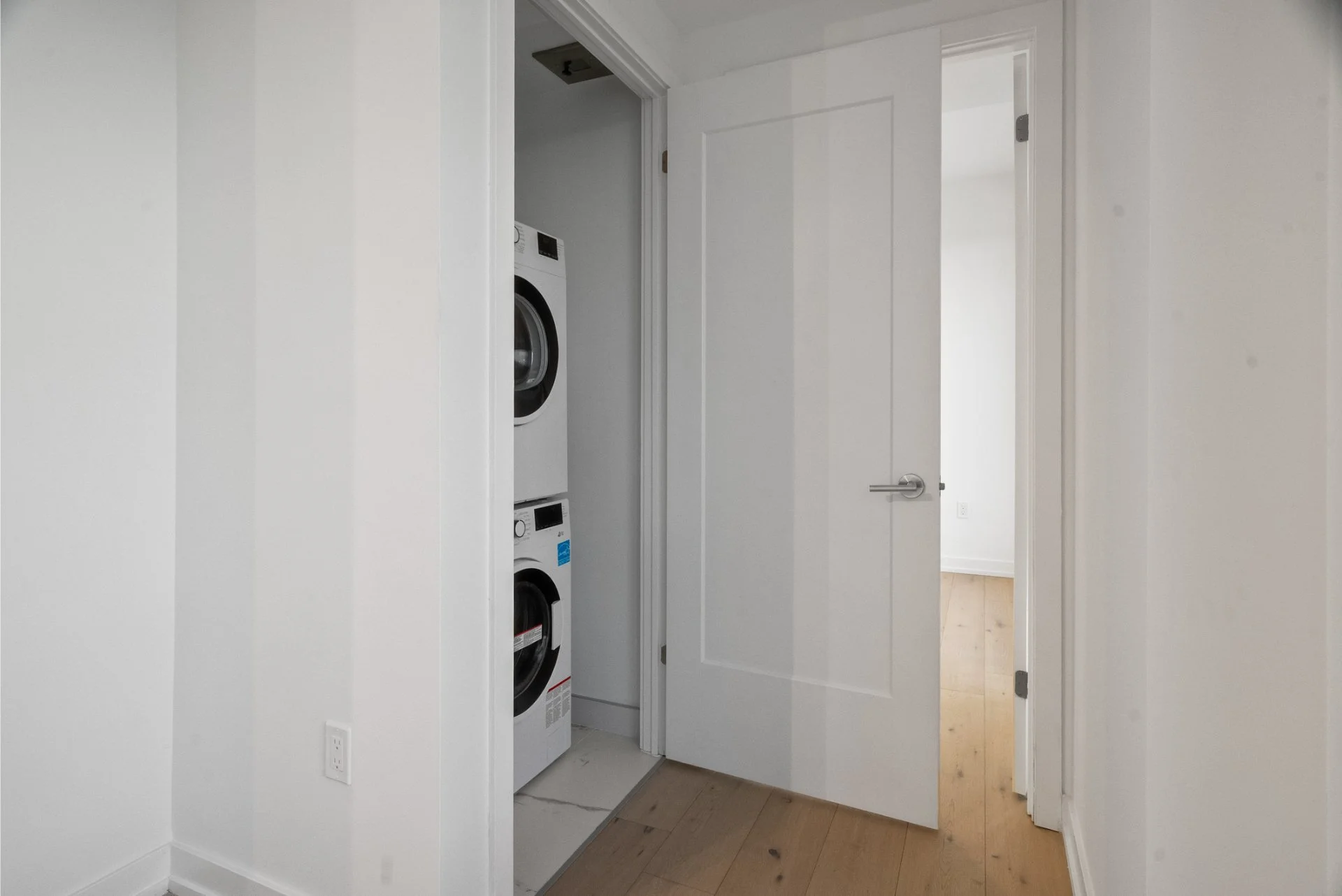 1014-801 The Queensway Ave (17).jpg