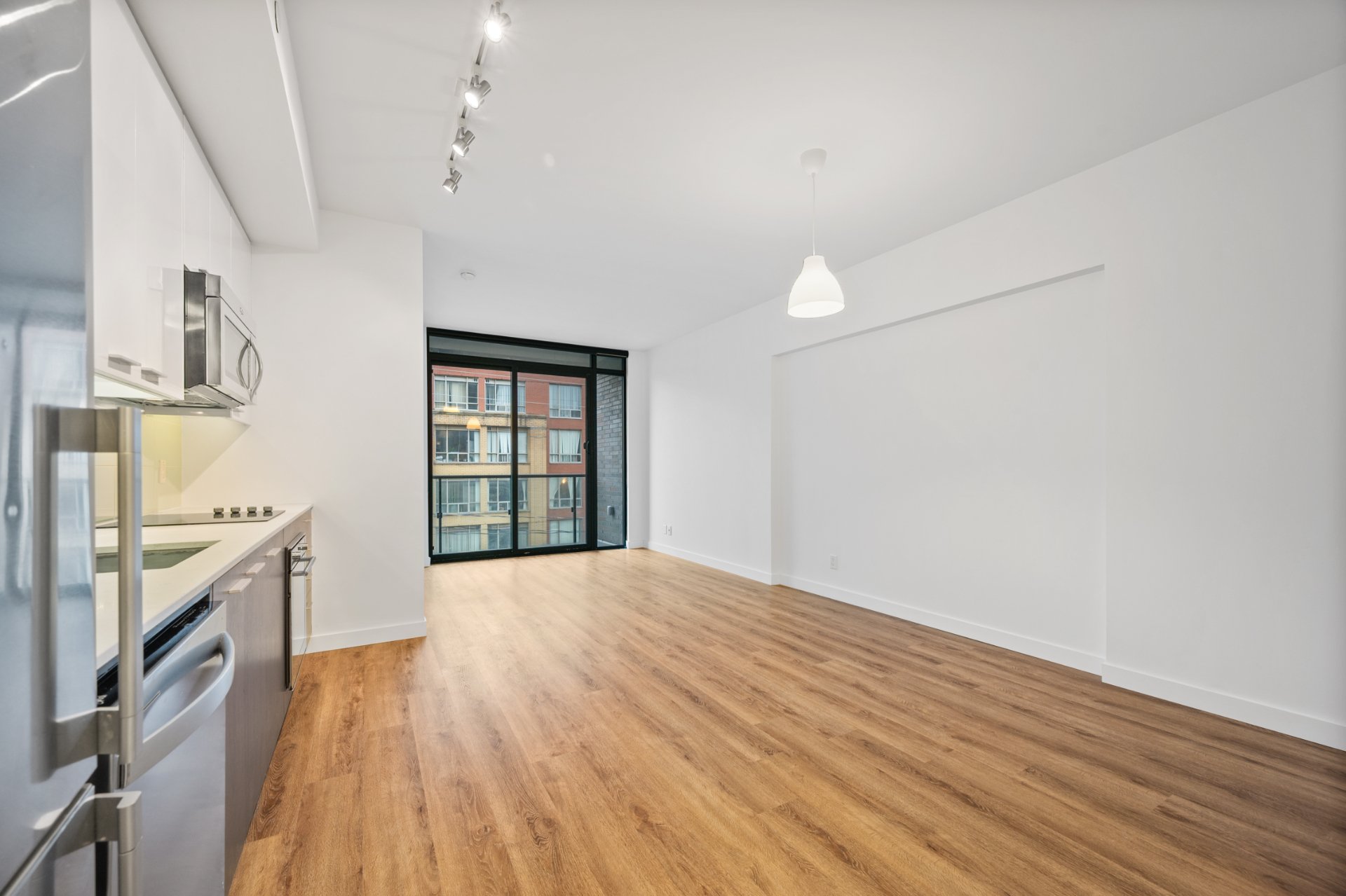 306-1075 Queen St E (2).jpg