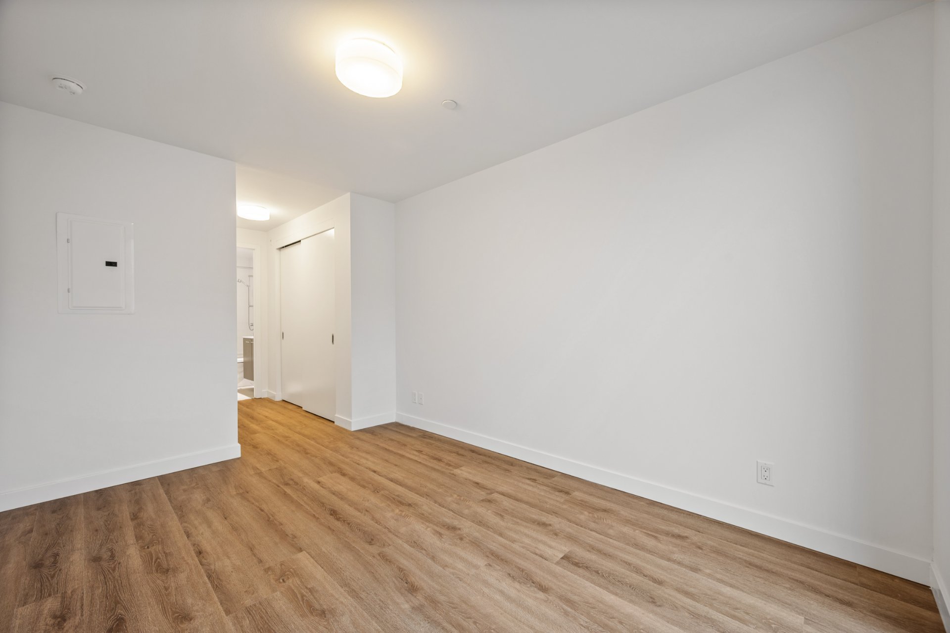 306-1075 Queen St E (6).jpg