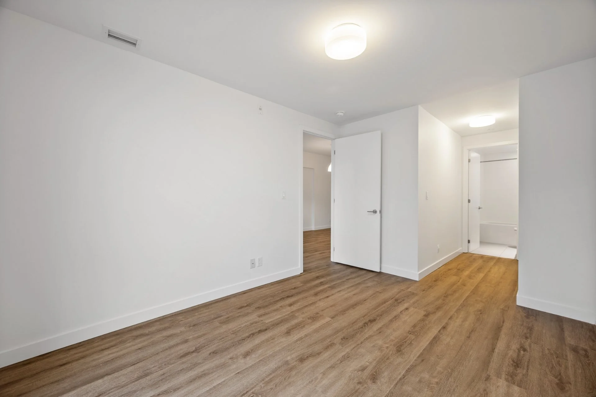 306-1075 Queen St E (7).jpg