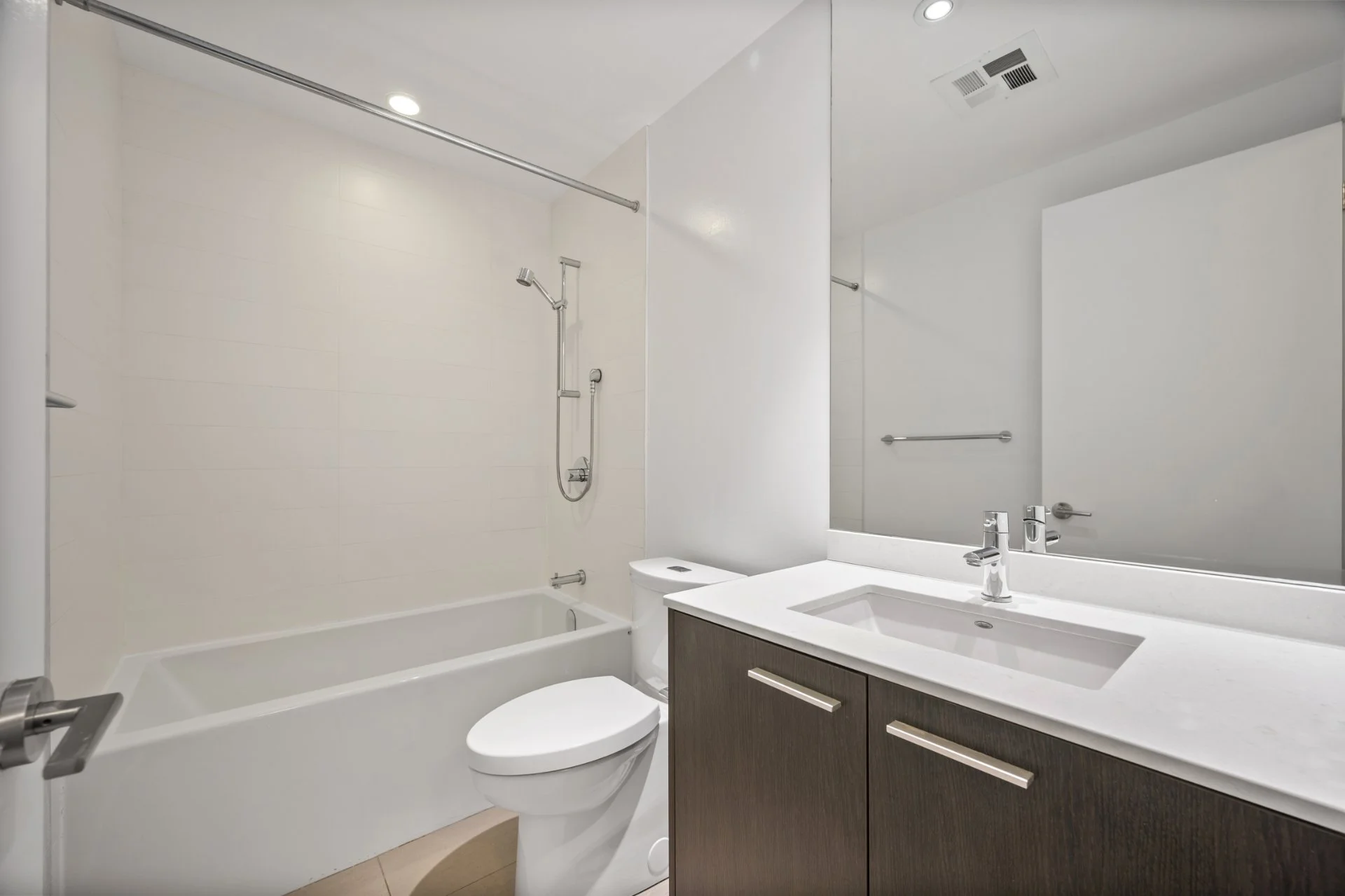 306-1075 Queen St E (9).jpg