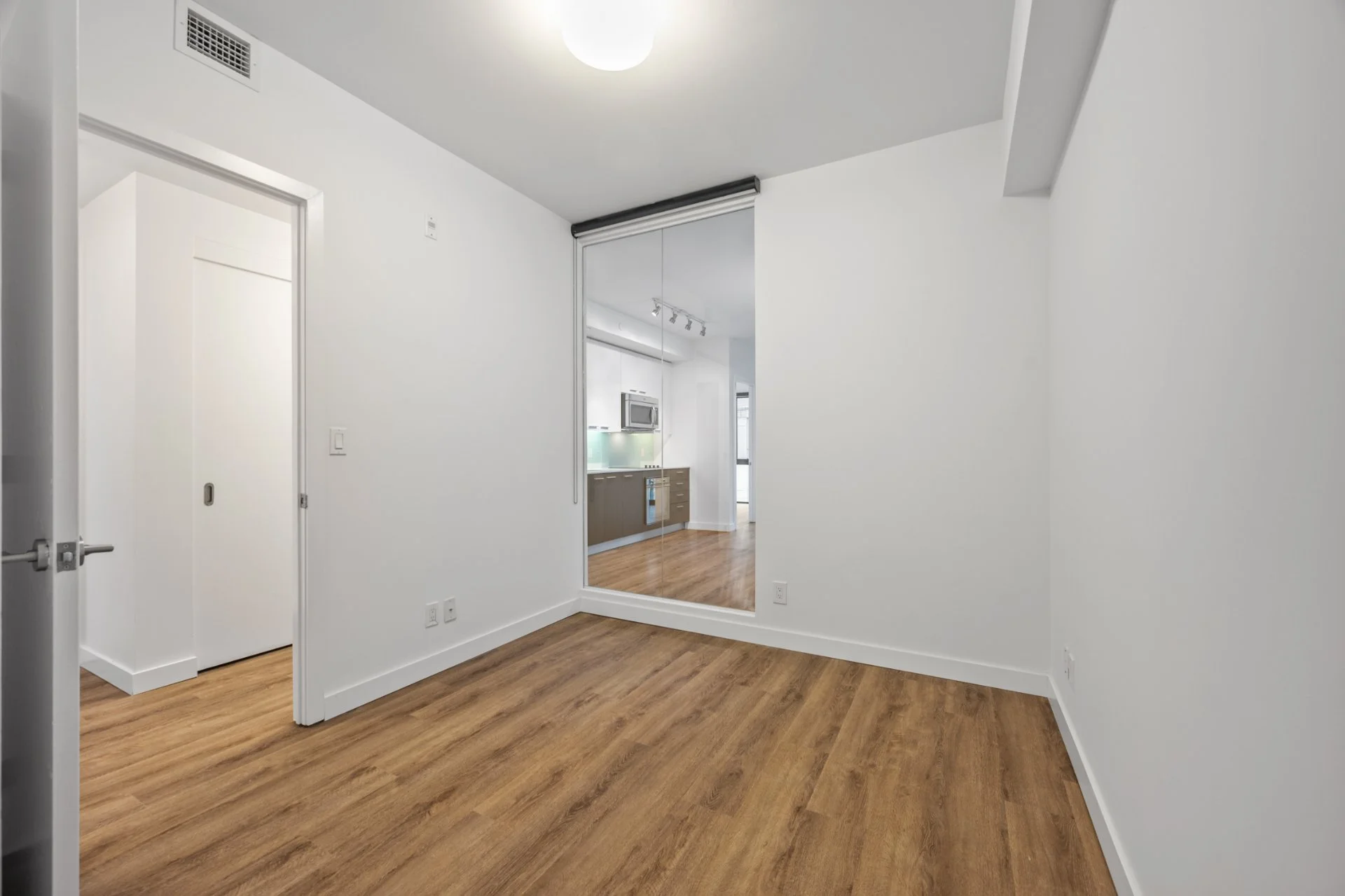 306-1075 Queen St E (11).jpg