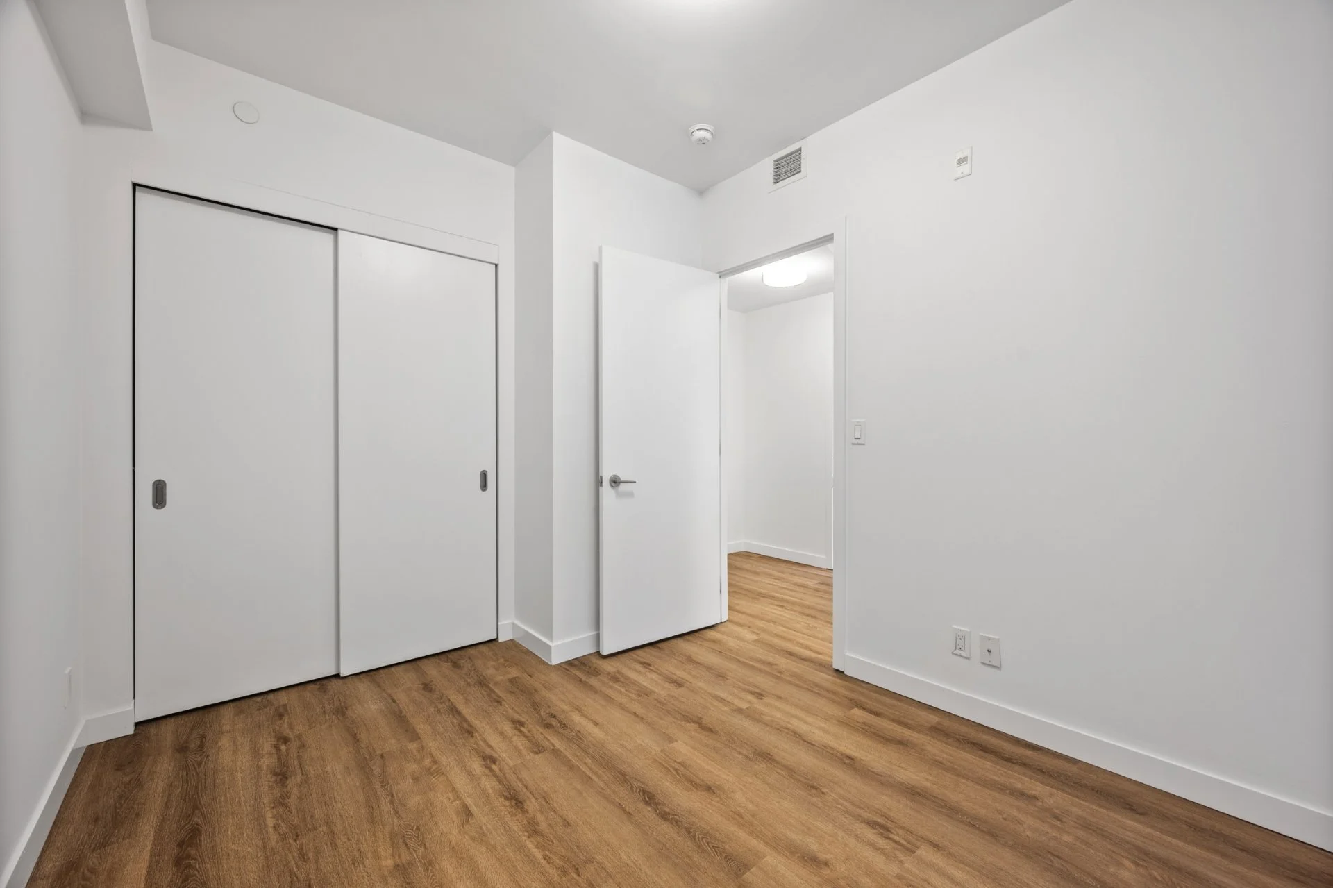 306-1075 Queen St E (12).jpg