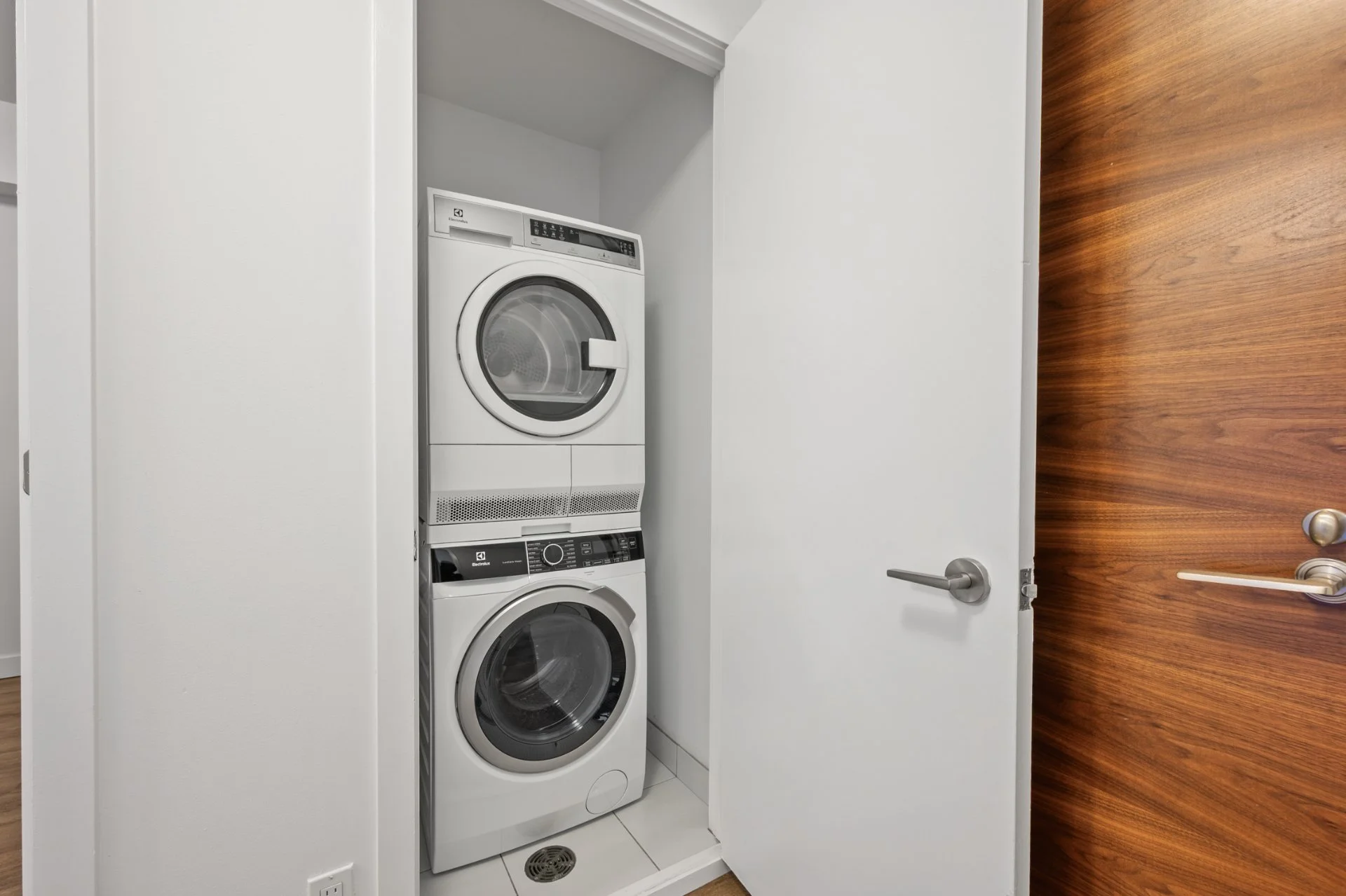 306-1075 Queen St E (13).jpg