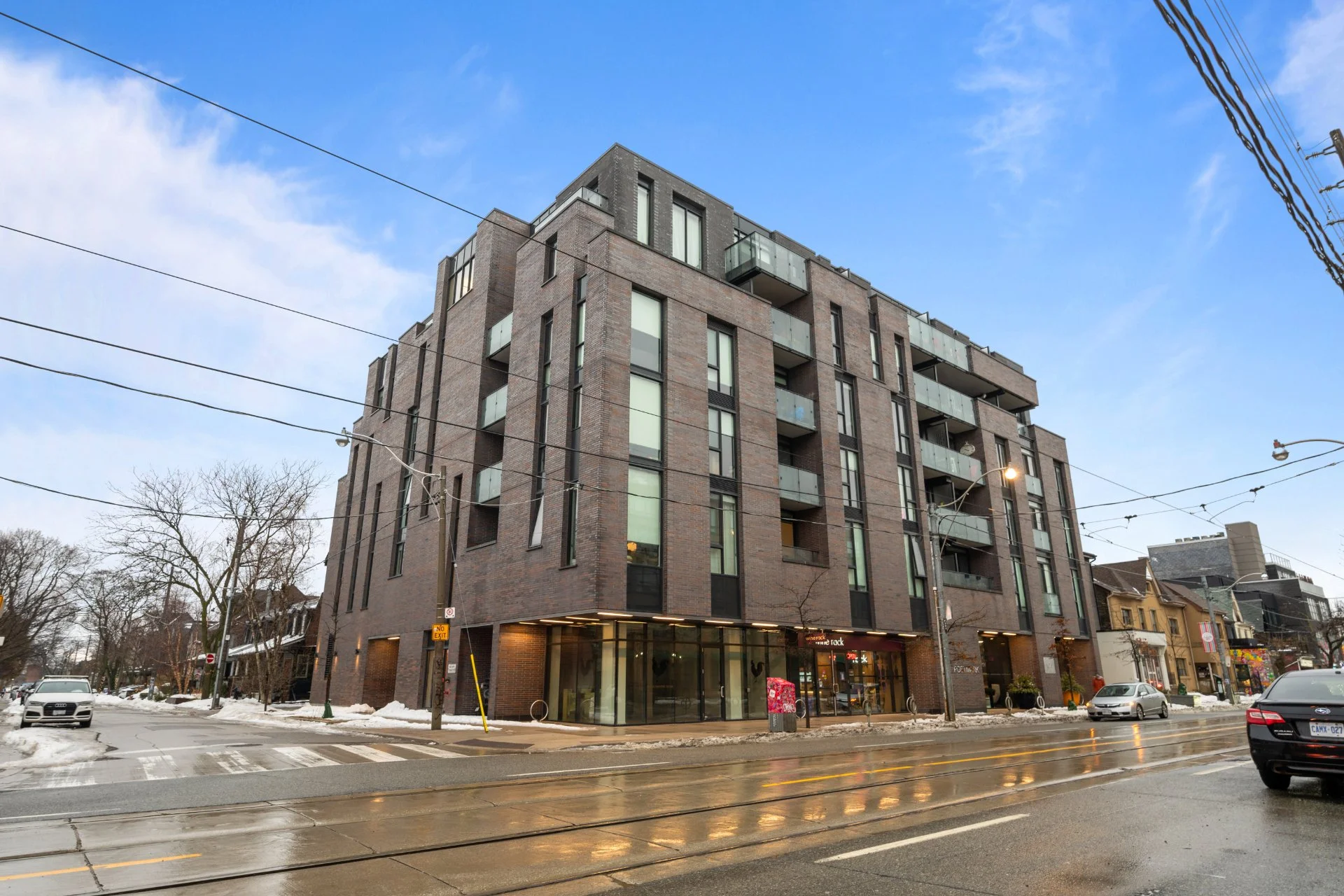 604-1075 Queen St E (1).jpg