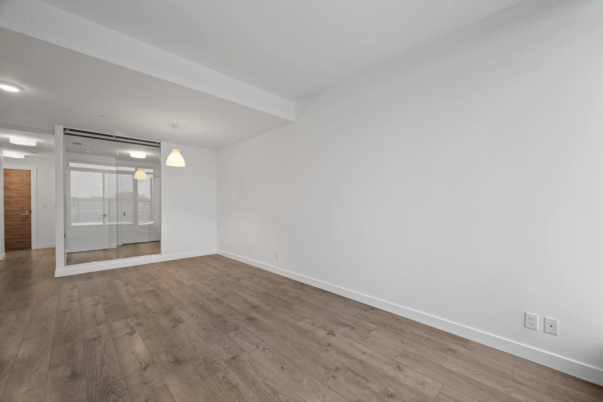 604-1075 Queen St E (5).jpg