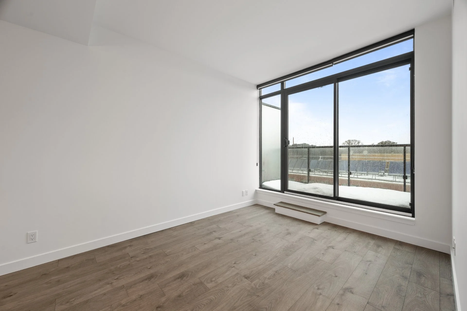 604-1075 Queen St E (7).jpg