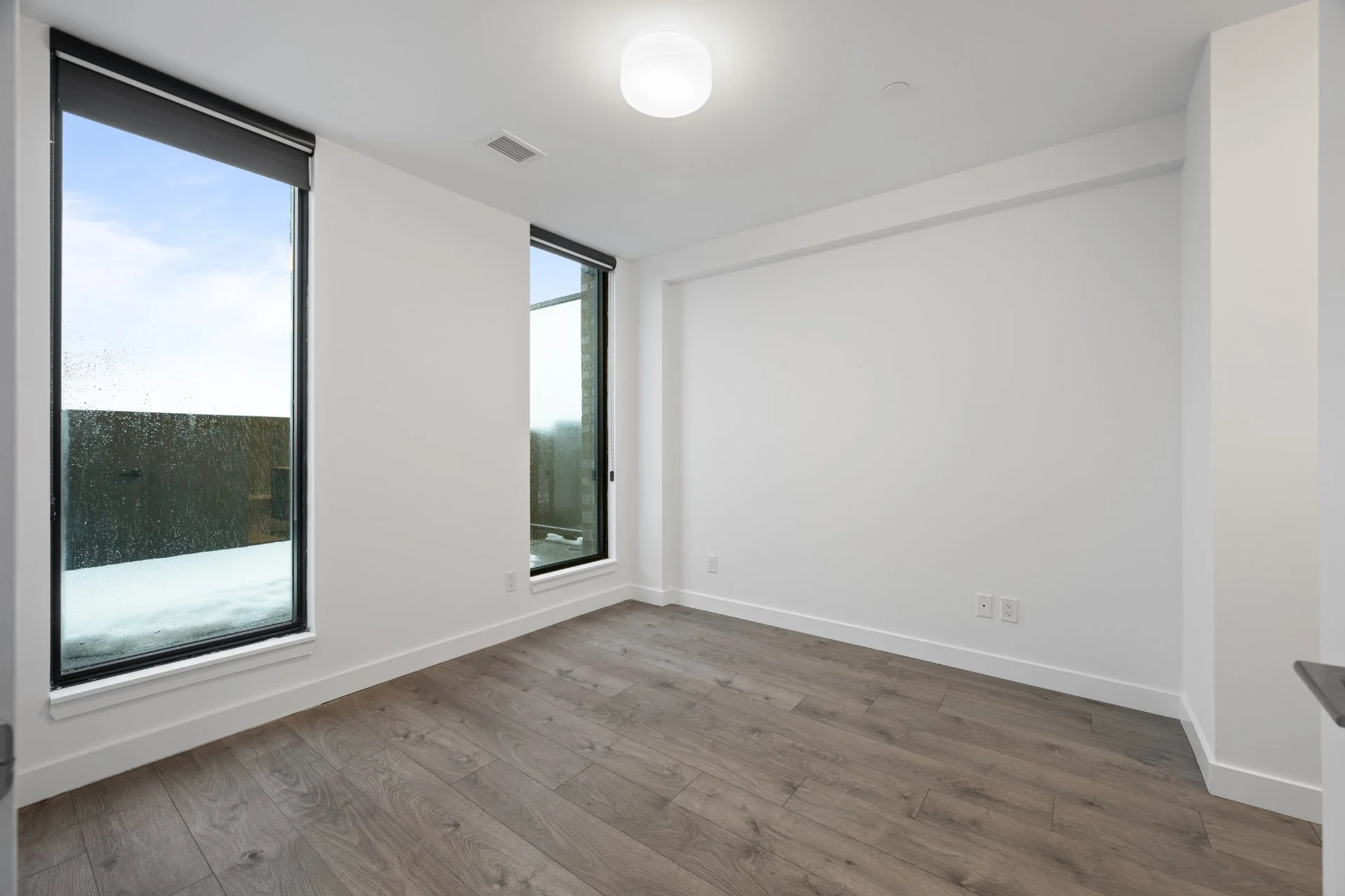 604-1075 Queen St E (8).jpg