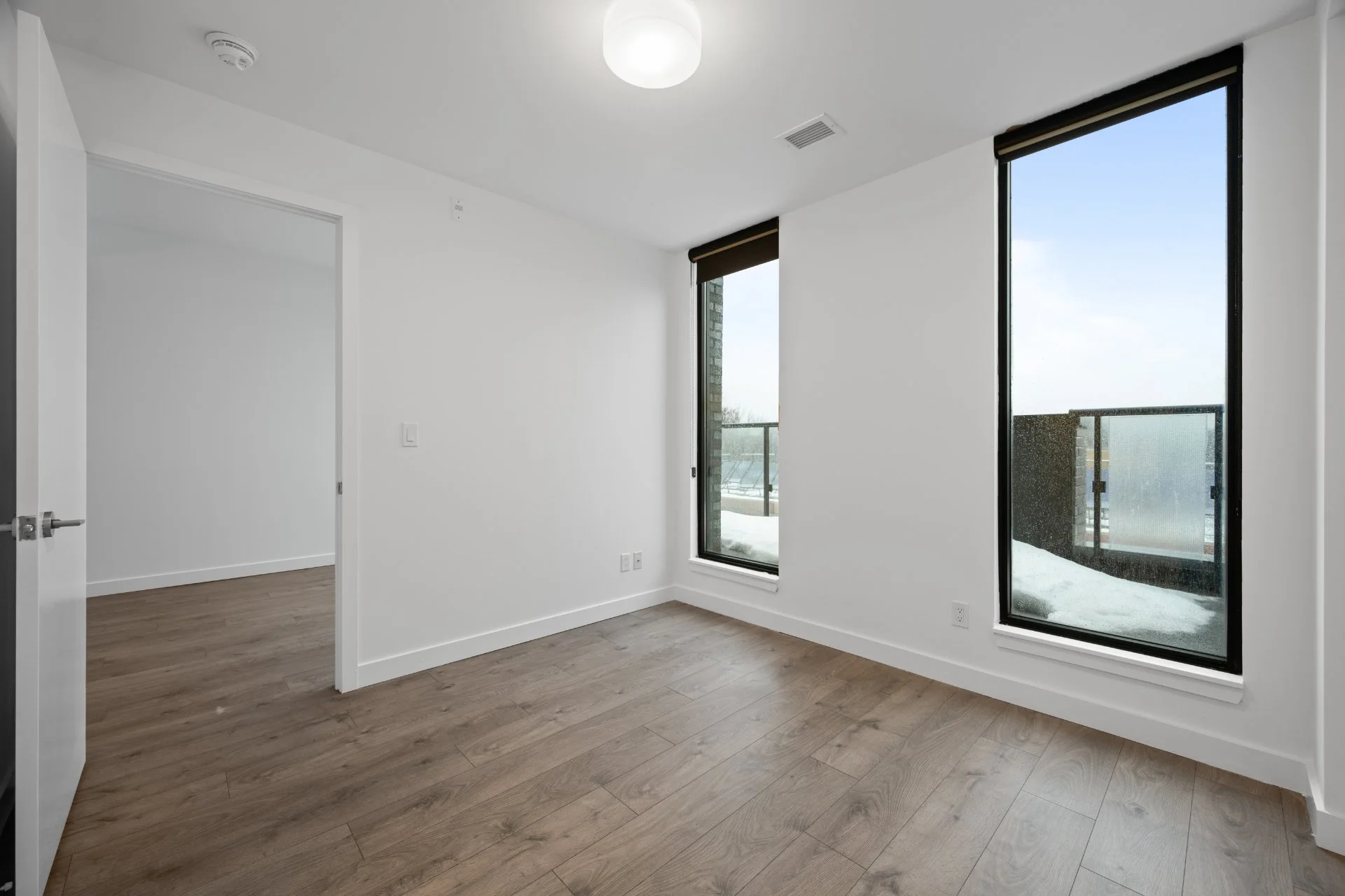 604-1075 Queen St E (10).jpg