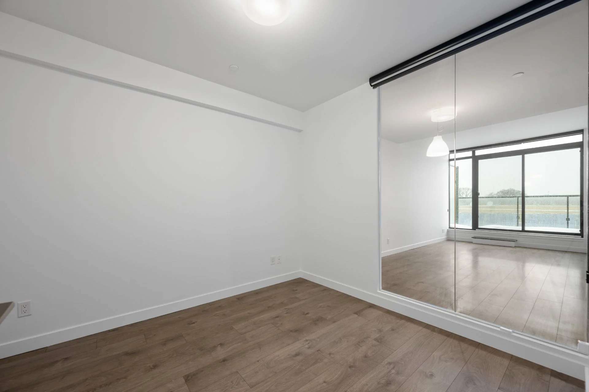 604-1075 Queen St E (12).jpg