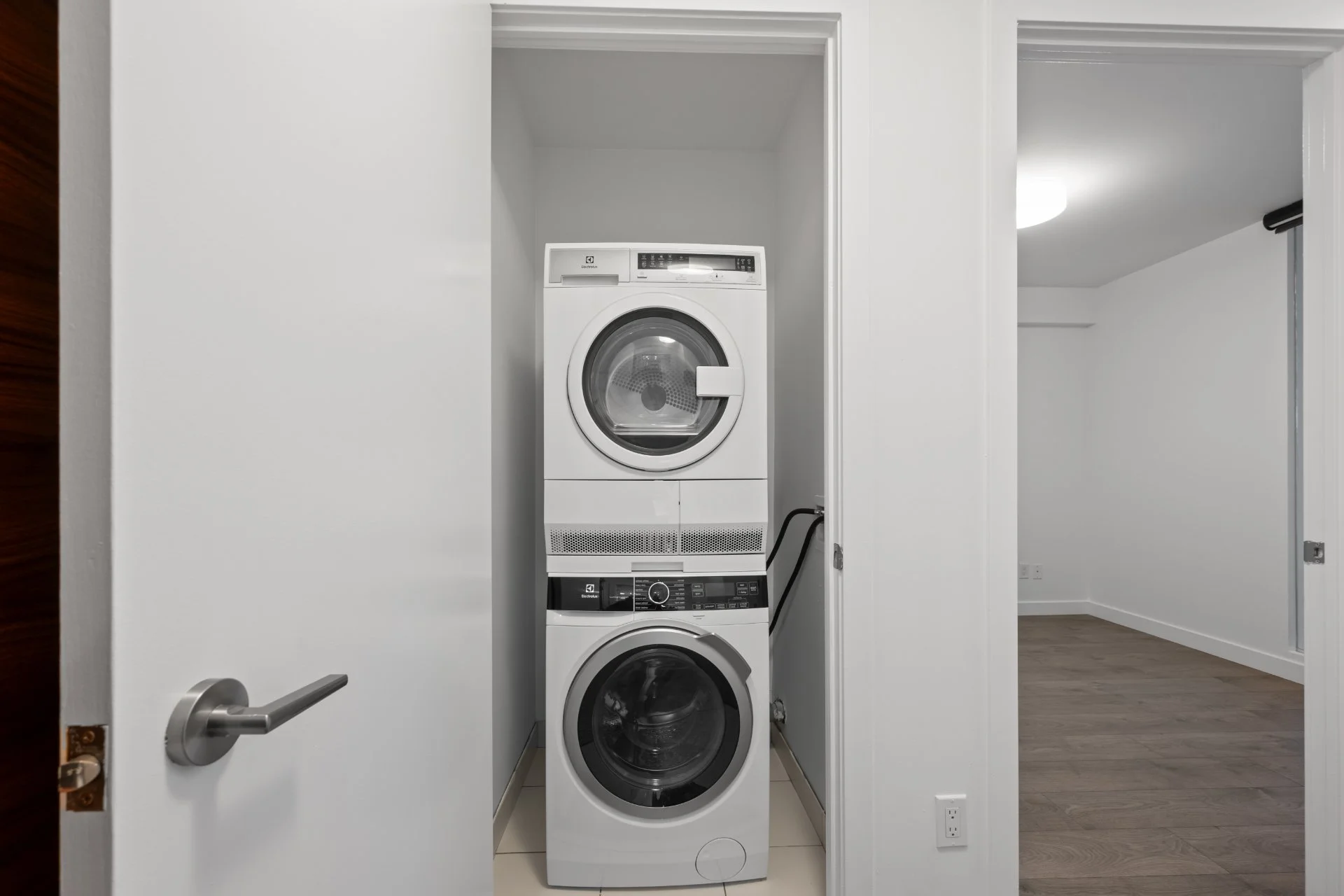 604-1075 Queen St E (15).jpg