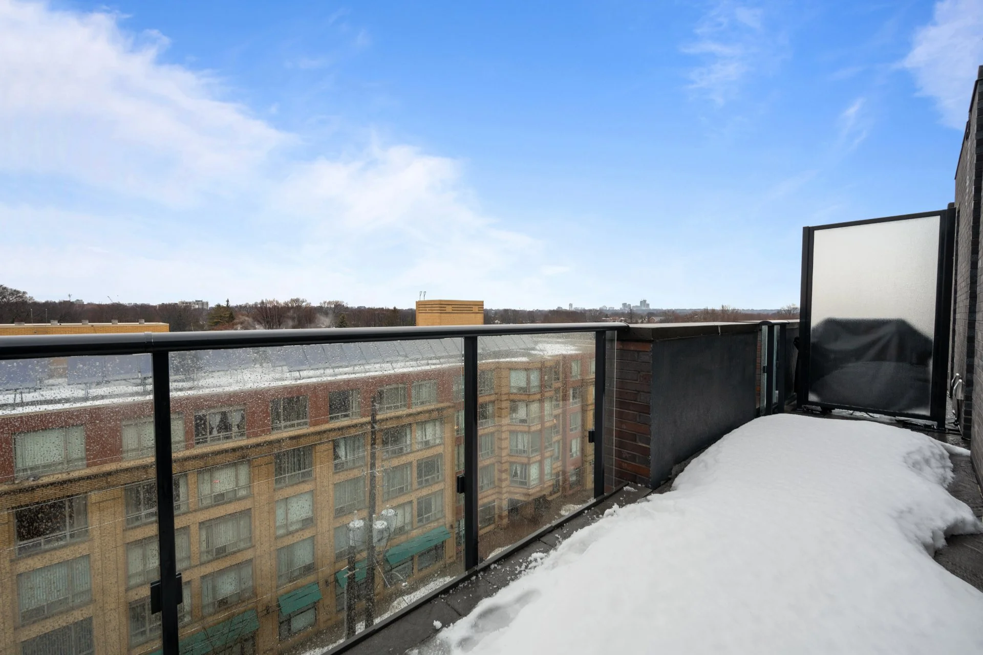 604-1075 Queen St E (17).jpg