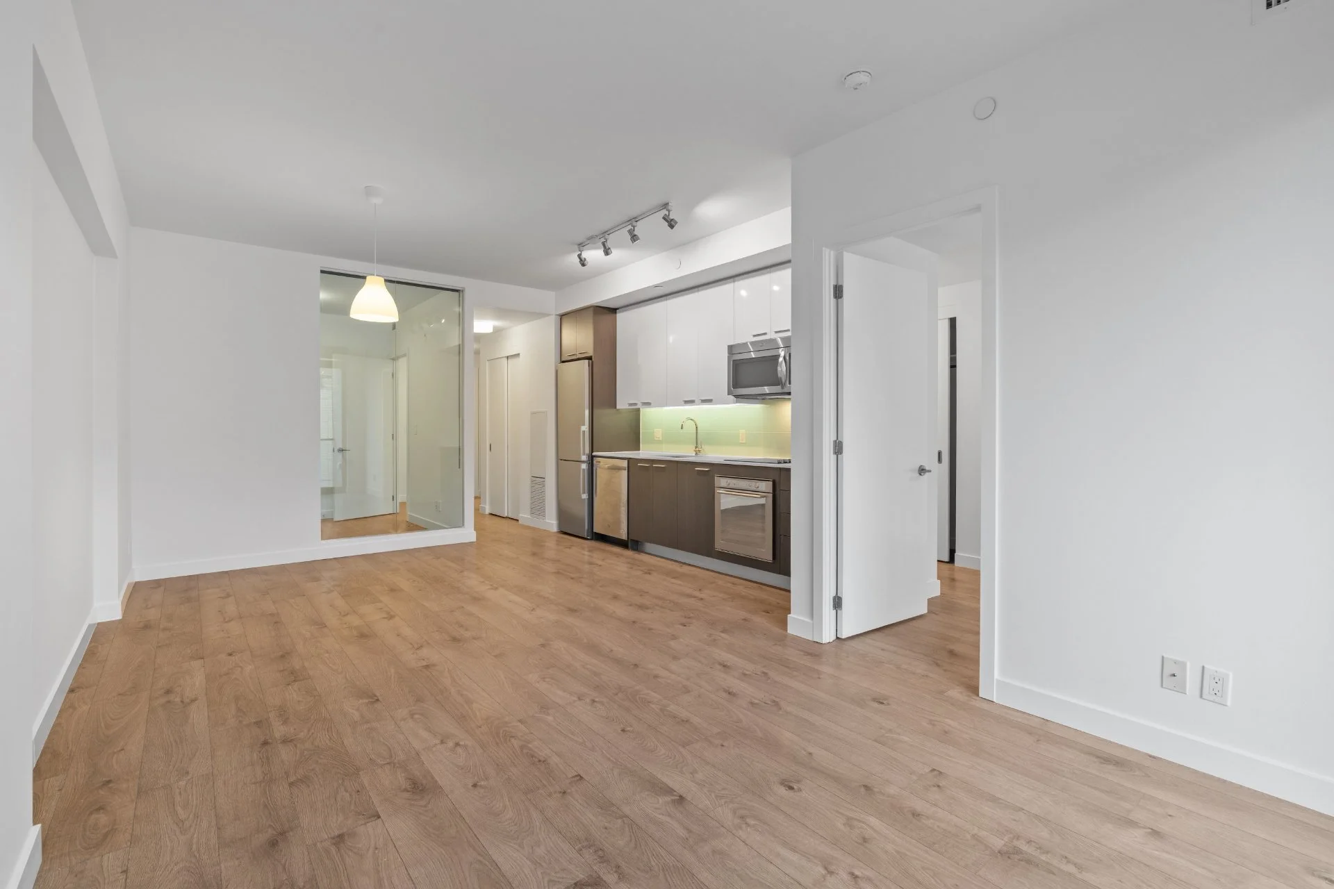 304-1075 Queen St E (11).jpg