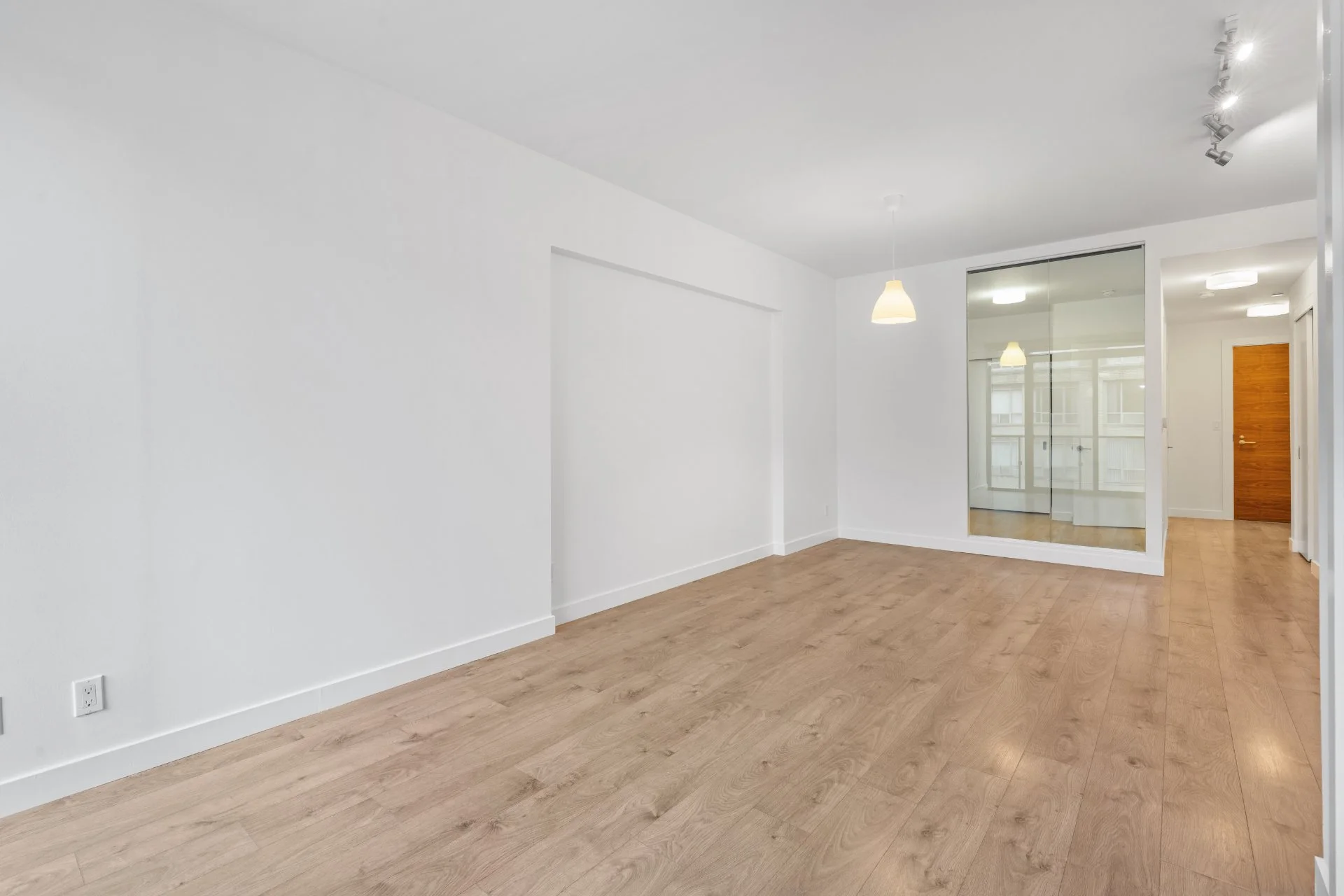 304-1075 Queen St E (13).jpg