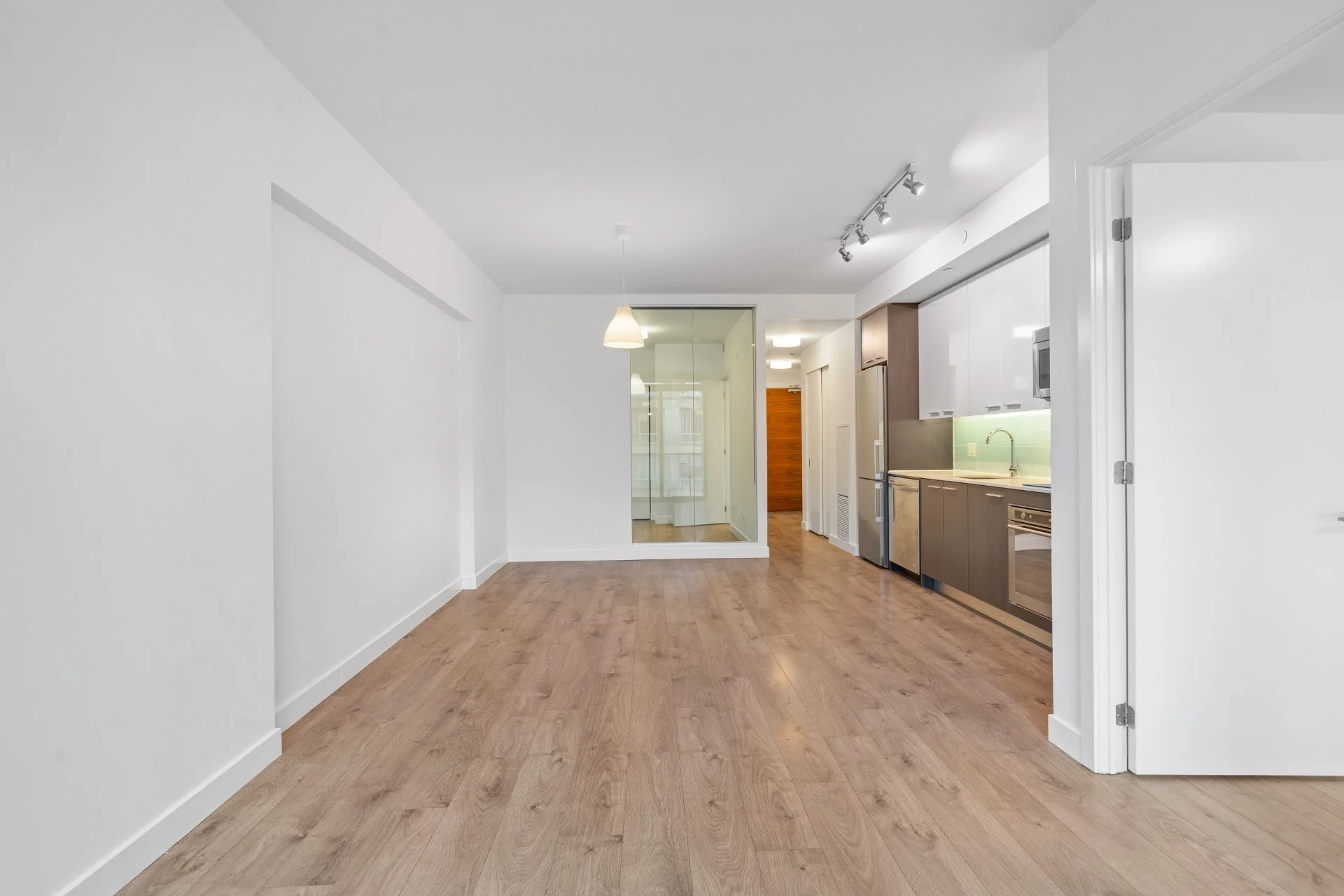 304-1075 Queen St E (14).jpg