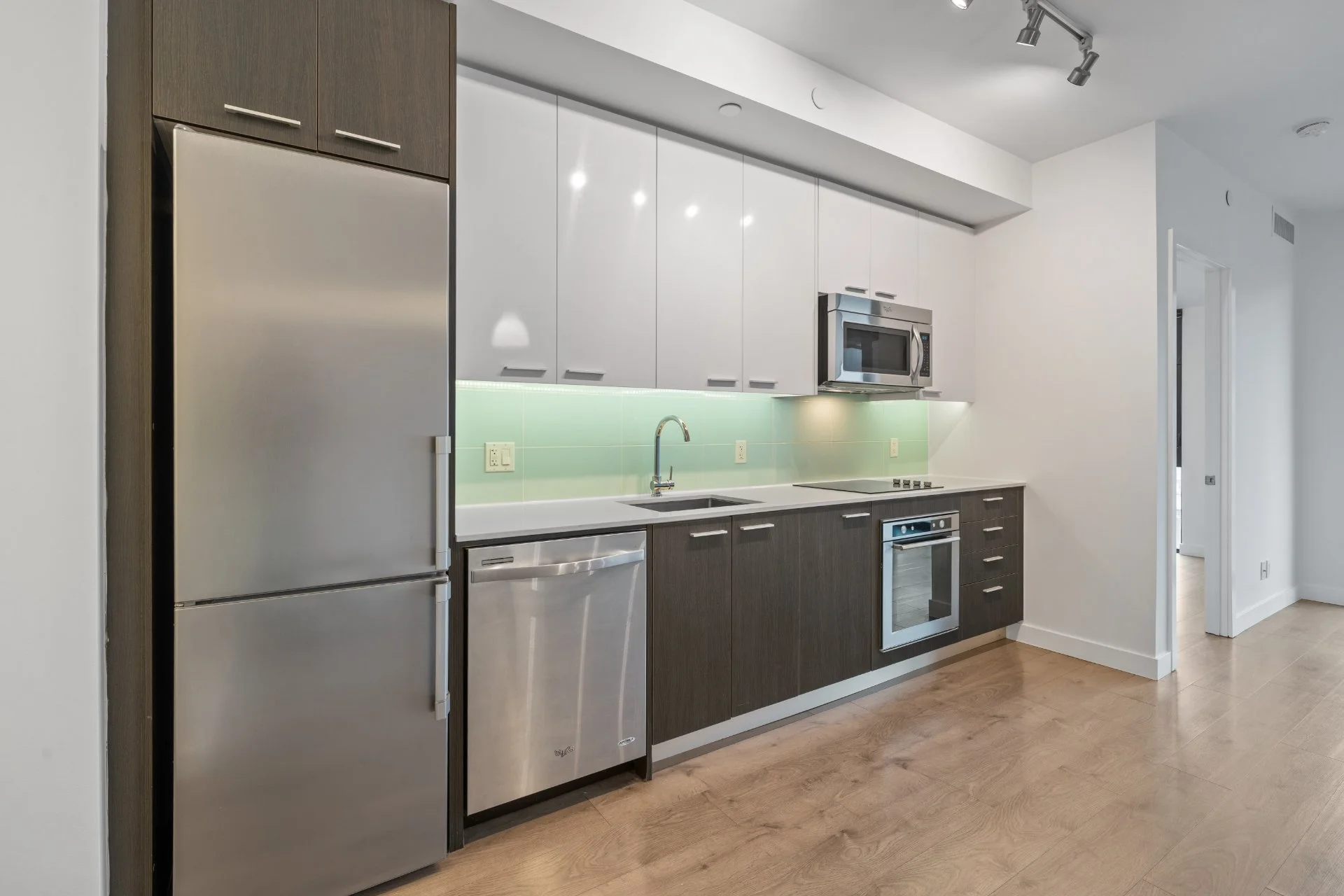 304-1075 Queen St E (16).jpg