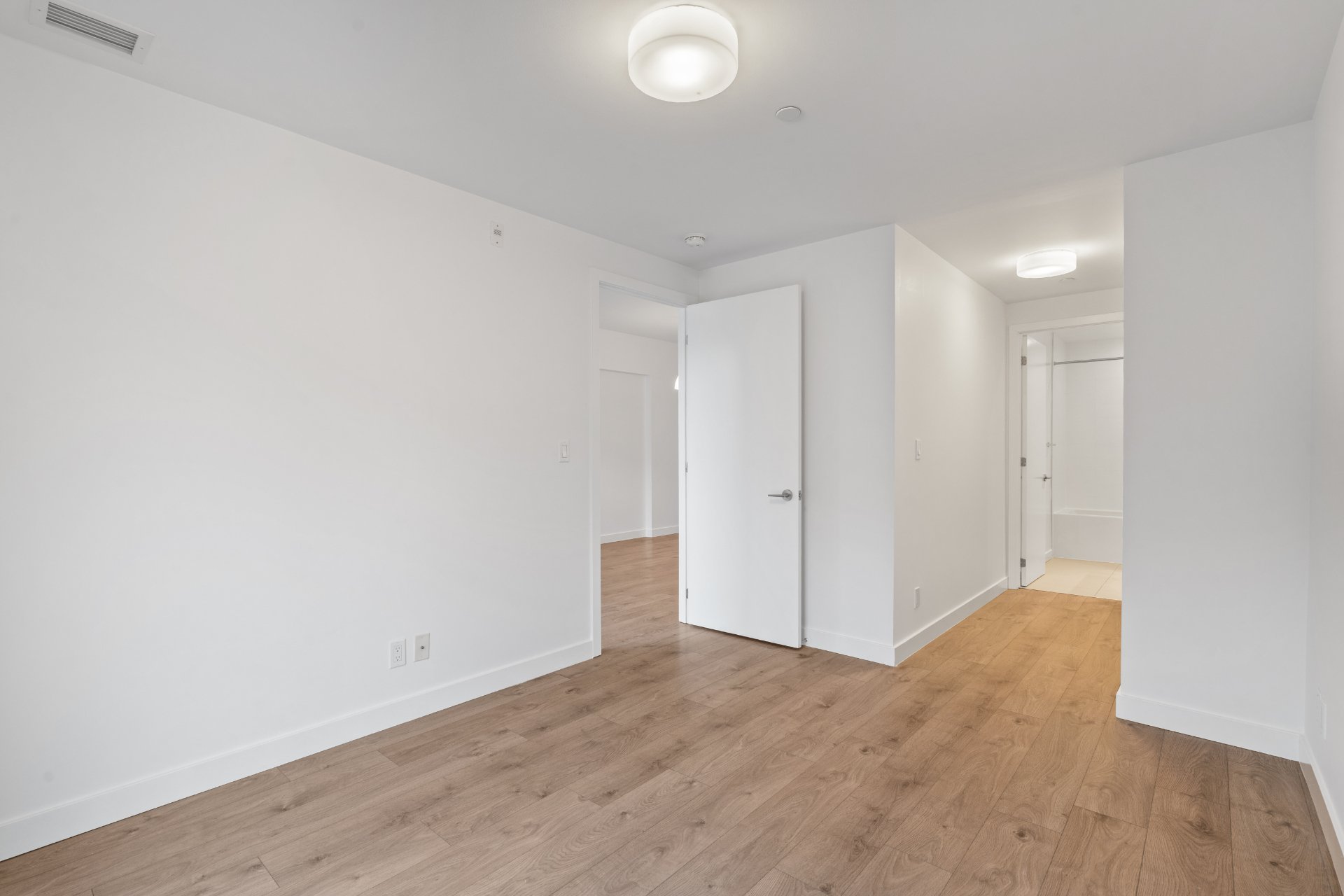 304-1075 Queen St E (20).jpg