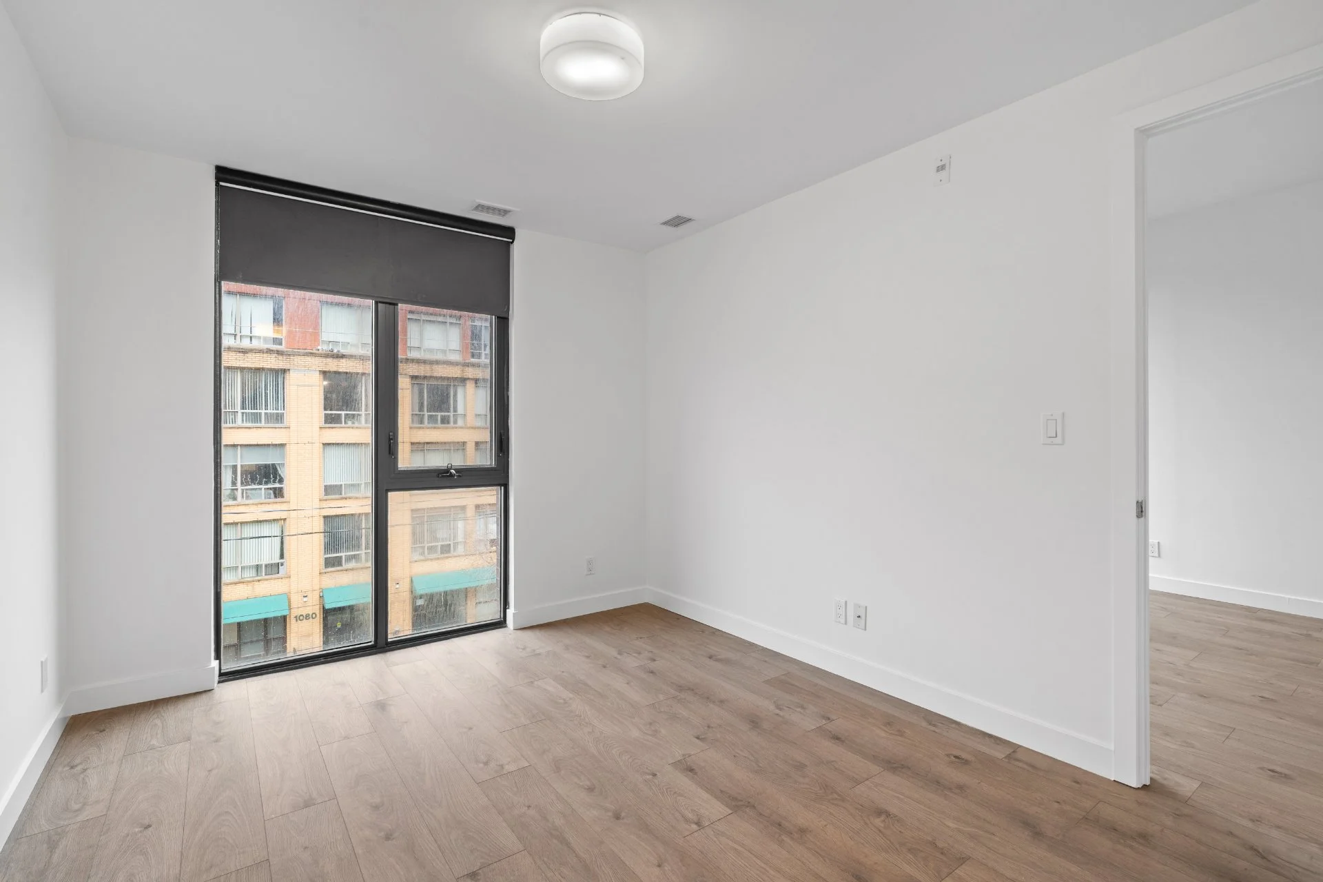 304-1075 Queen St E (21).jpg