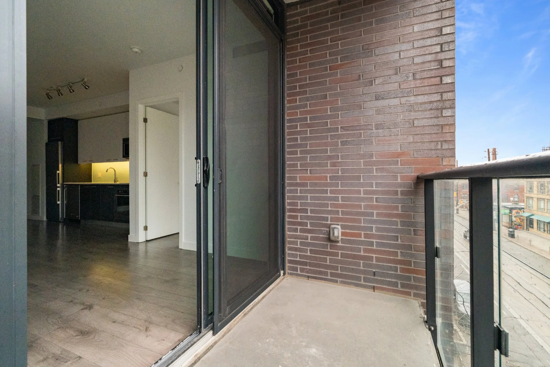 304-1075 Queen St E (34).jpg