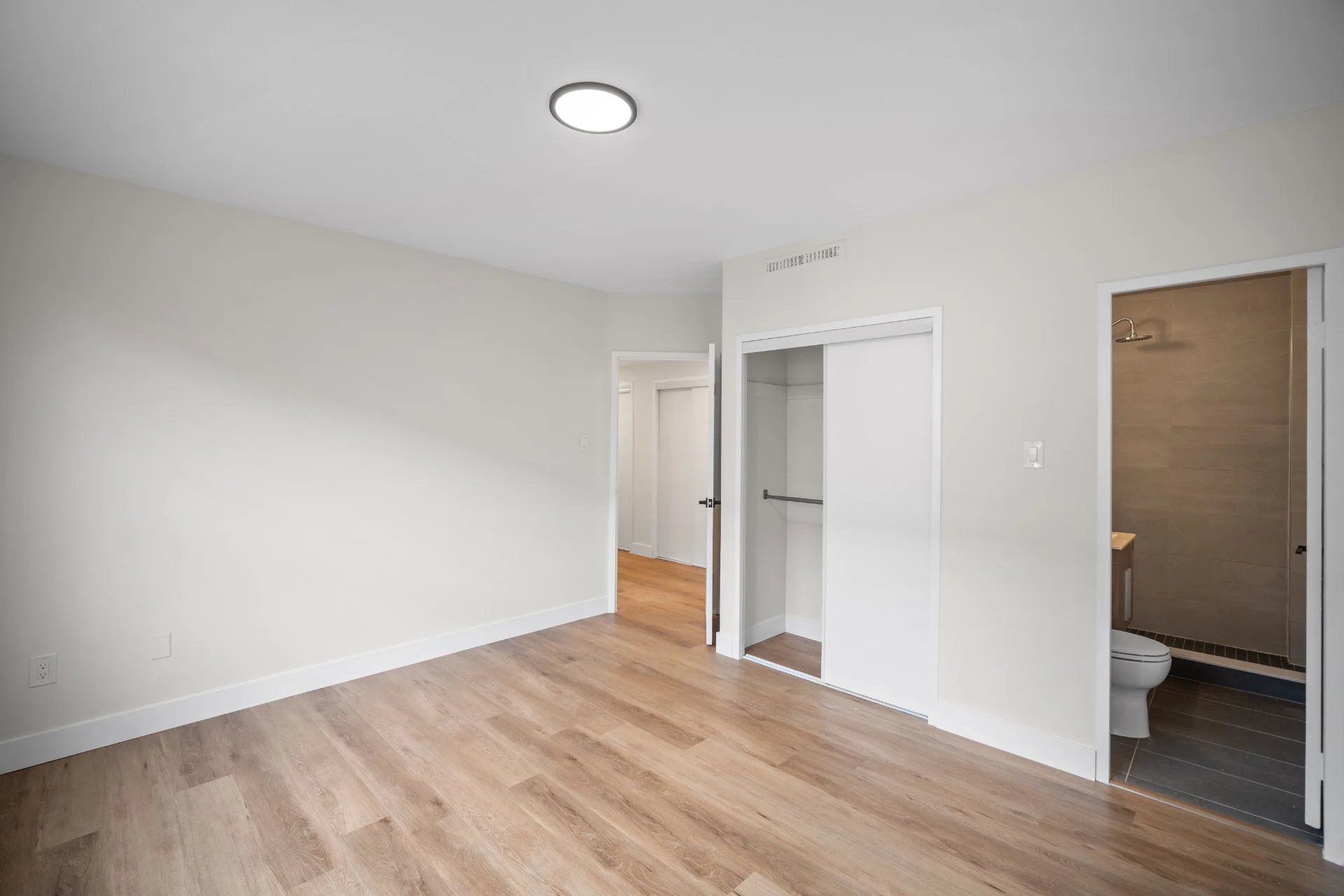 303-250 St Clair Ave W (8).jpg